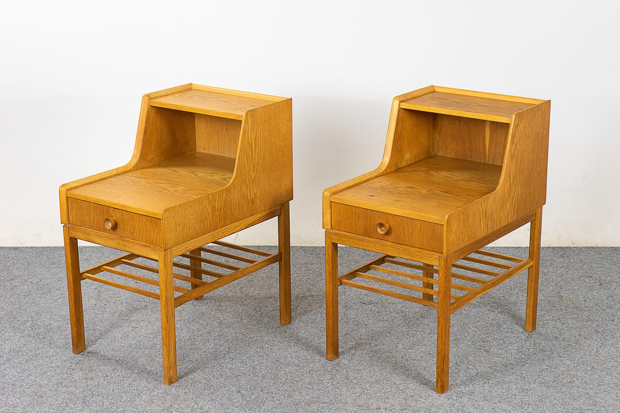 Pair of Danish Mid-Century Modern Oak Bedside Tables For Sale 1