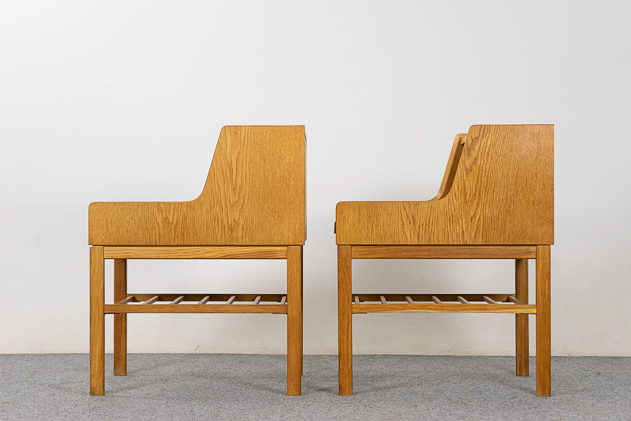Pair of Danish Mid-Century Modern Oak Bedside Tables For Sale 2