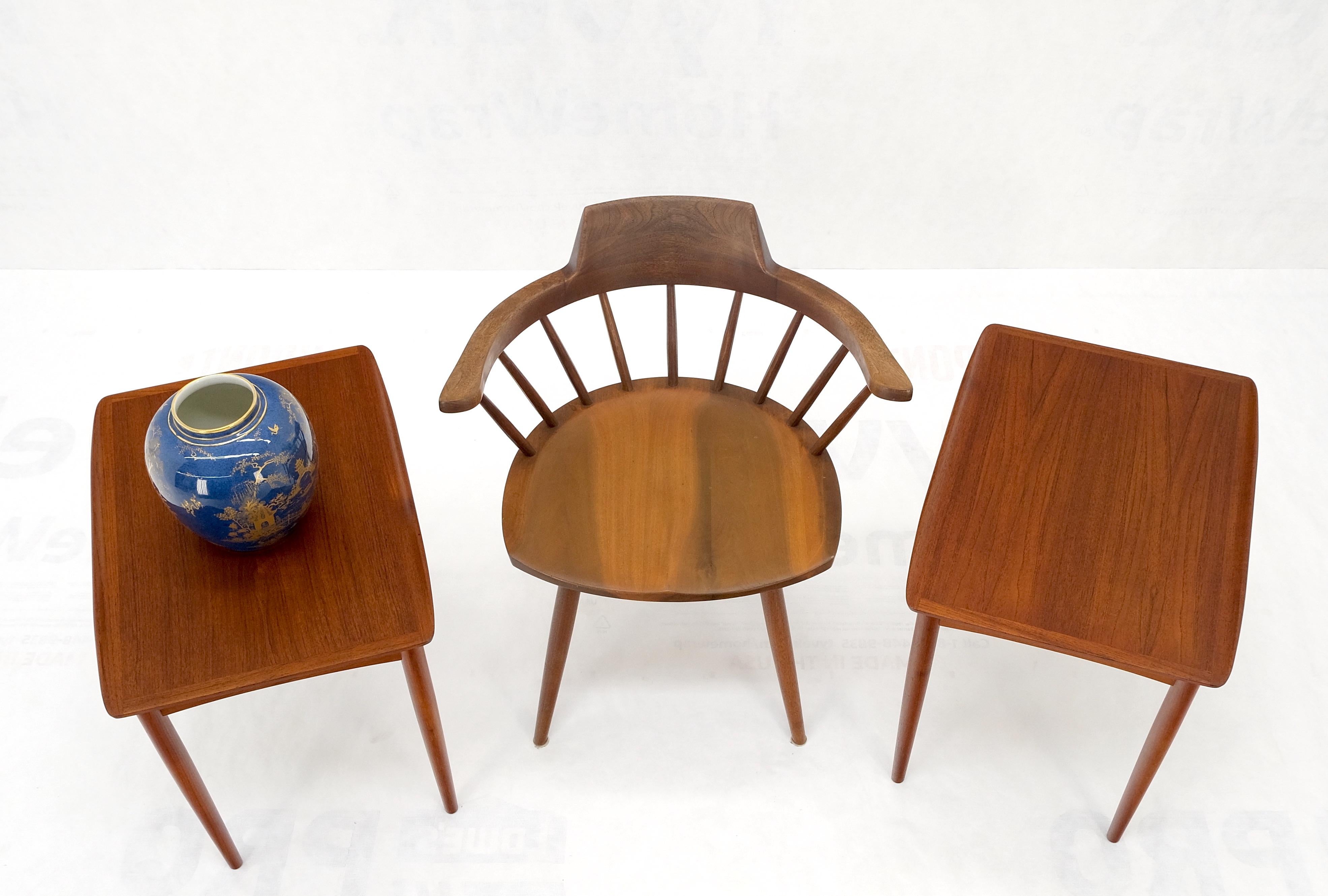 Paire de tables d'appoint danoises modernes du milieu du siècle à bords roulés pieds goujonnés MINT !