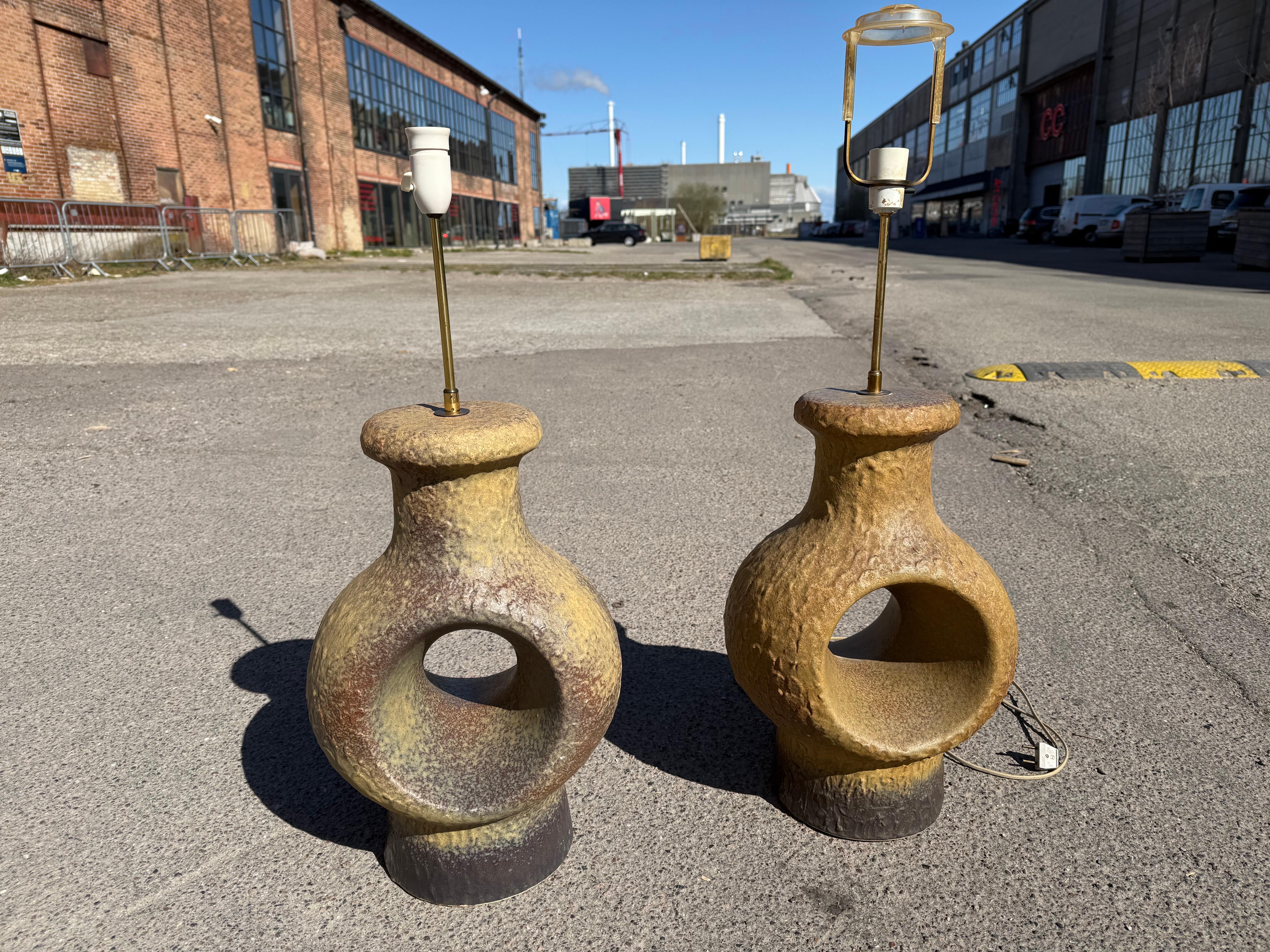 Coppia di lampade danesi in gres della metà del secolo scorso - anni '60
Altezza 77 cm e altezza del gres 51 cm

Una coppia unica di grandi lampade in gres fatte a mano in Danimarca, realizzate negli anni Sessanta. La forma è audace e scultorea, con