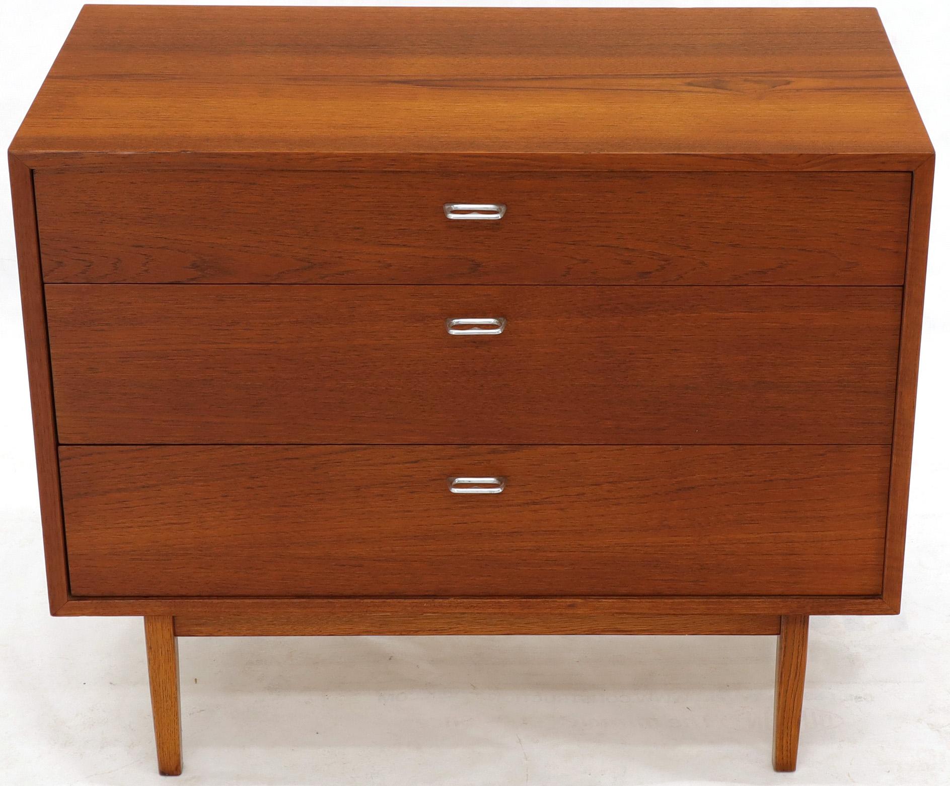 Pair of Danish Mid-Century Modern Teak 3-Drawer Bachelor Chests Dressers Cabinet In Excellent Condition In Rockaway, NJ