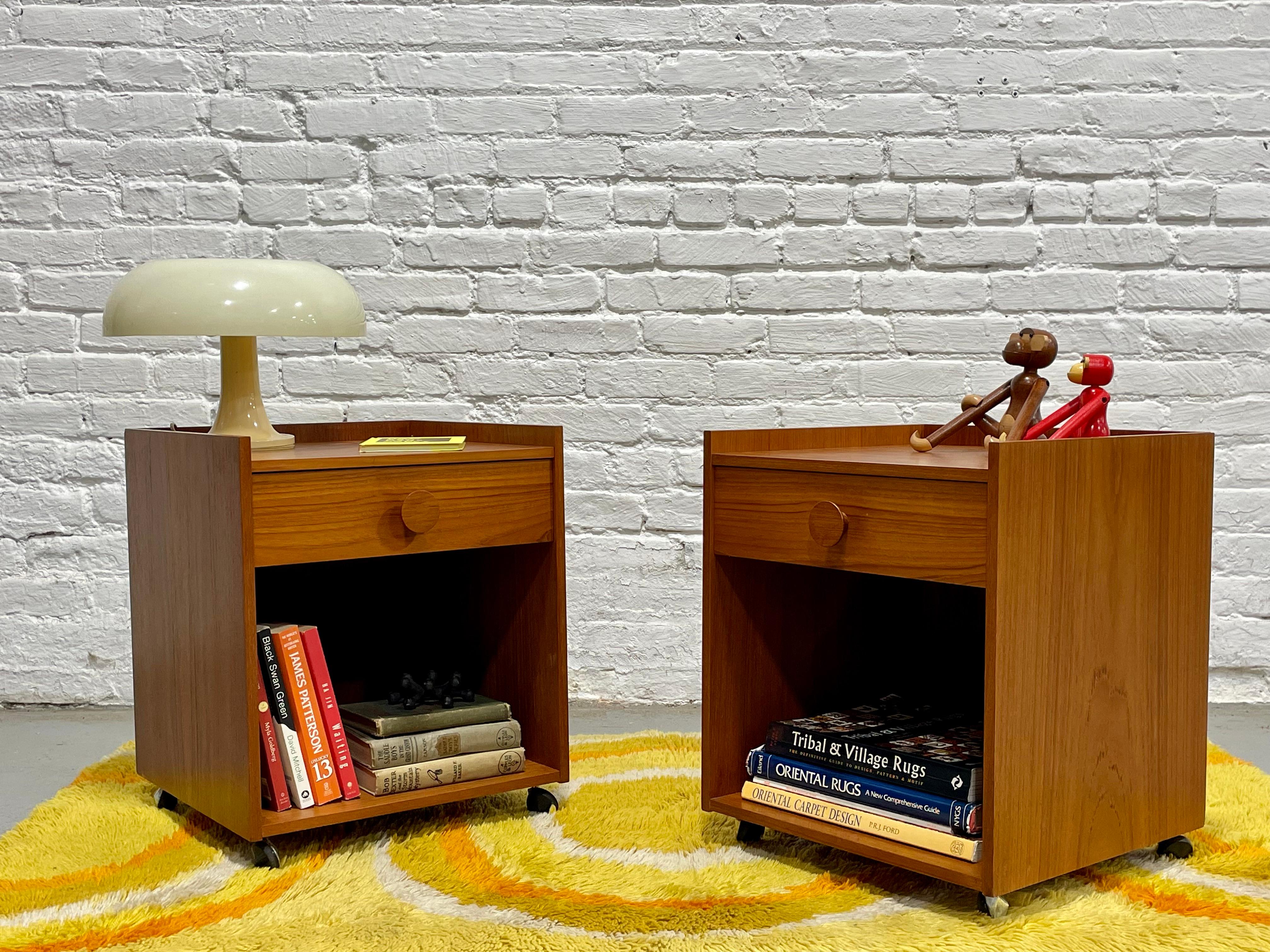 Coppia di Comodini in teak del Mid Century Modern, anni '60 circa. Comodini di piccole dimensioni dal design accattivante, dotati di un cassetto singolo per gli oggetti indispensabili per la notte e di un'area di stoccaggio aperta al di sotto per