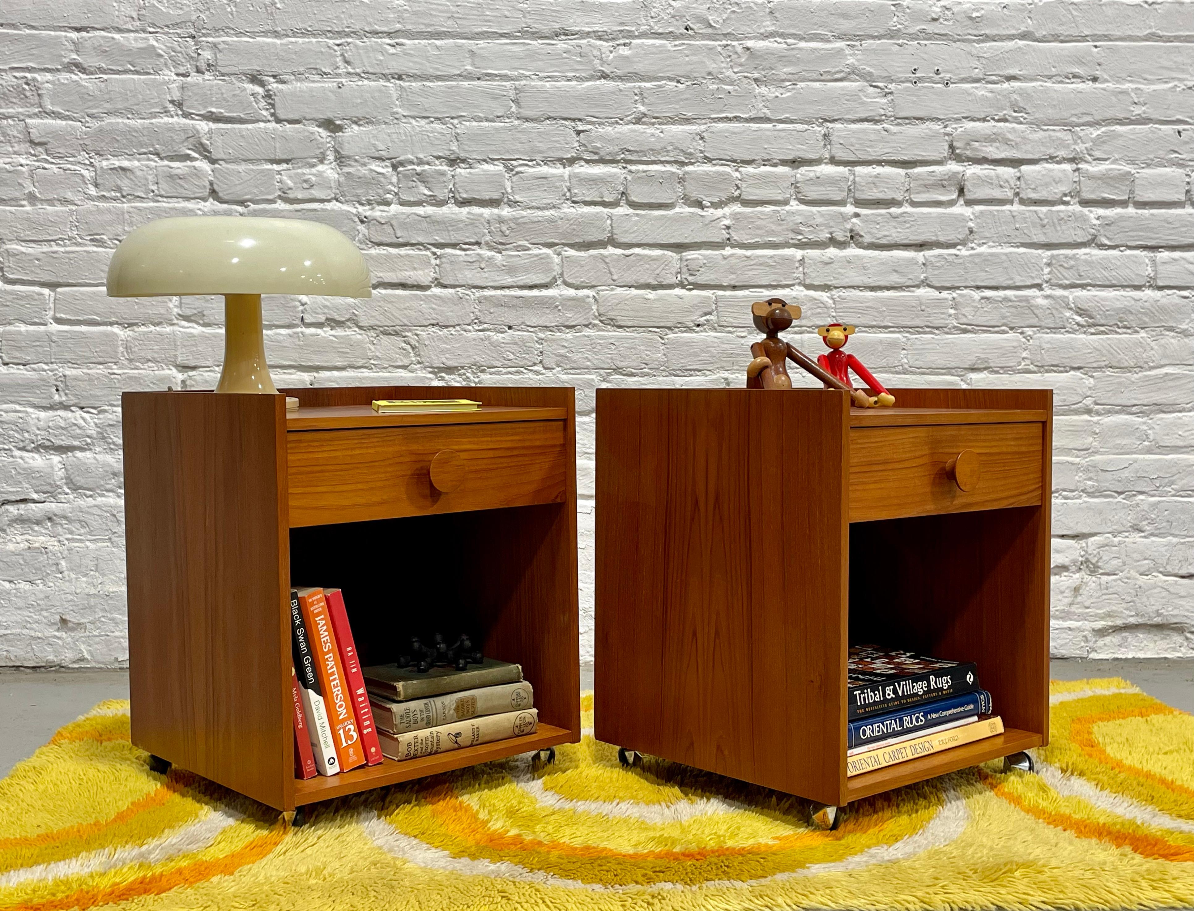 Mid-Century moderno Coppia di comodini in teak danese della metà del secolo scorso, anni '60 ca. in vendita