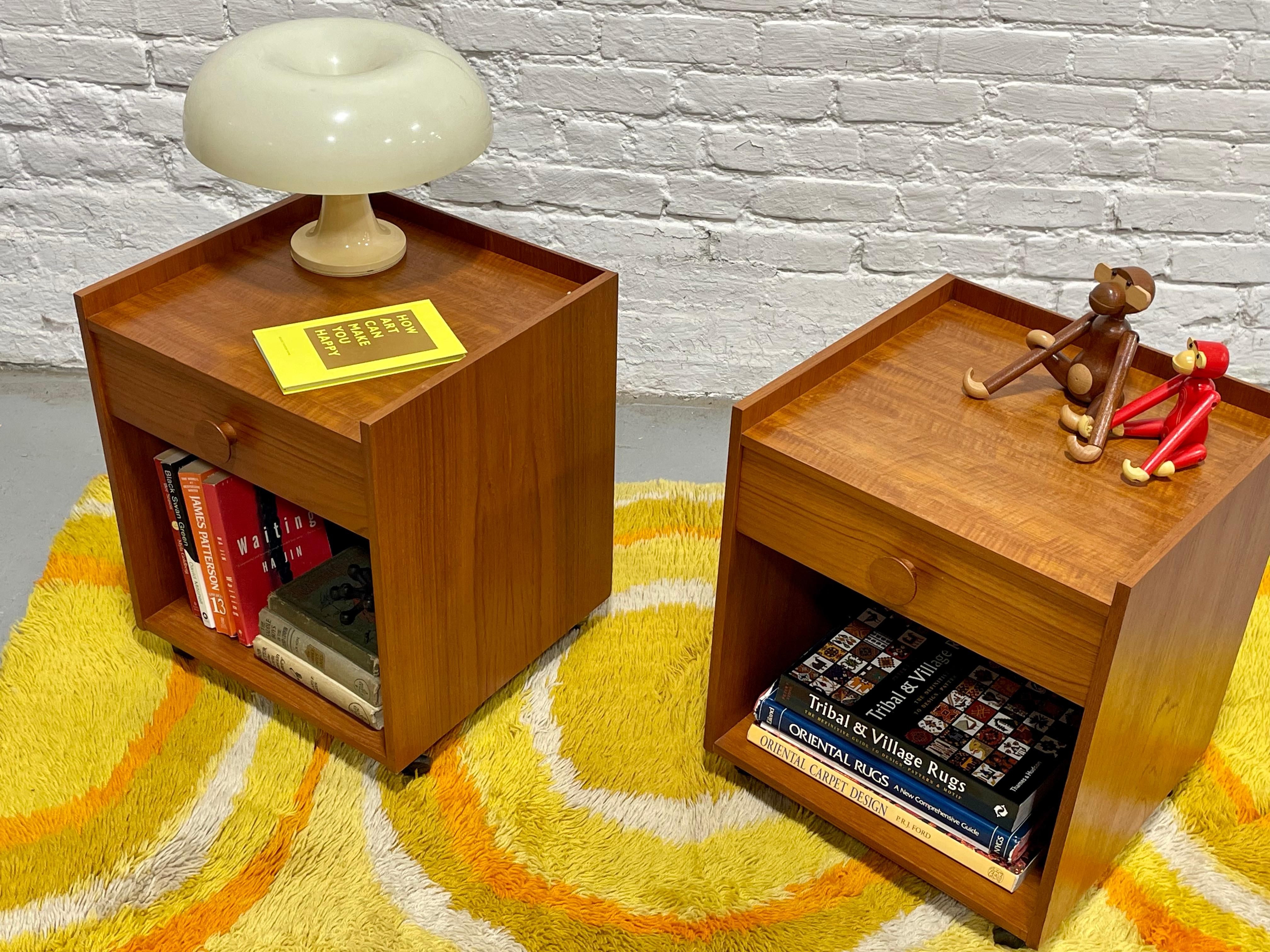 Teak Coppia di comodini in teak danese della metà del secolo scorso, anni '60 ca. in vendita