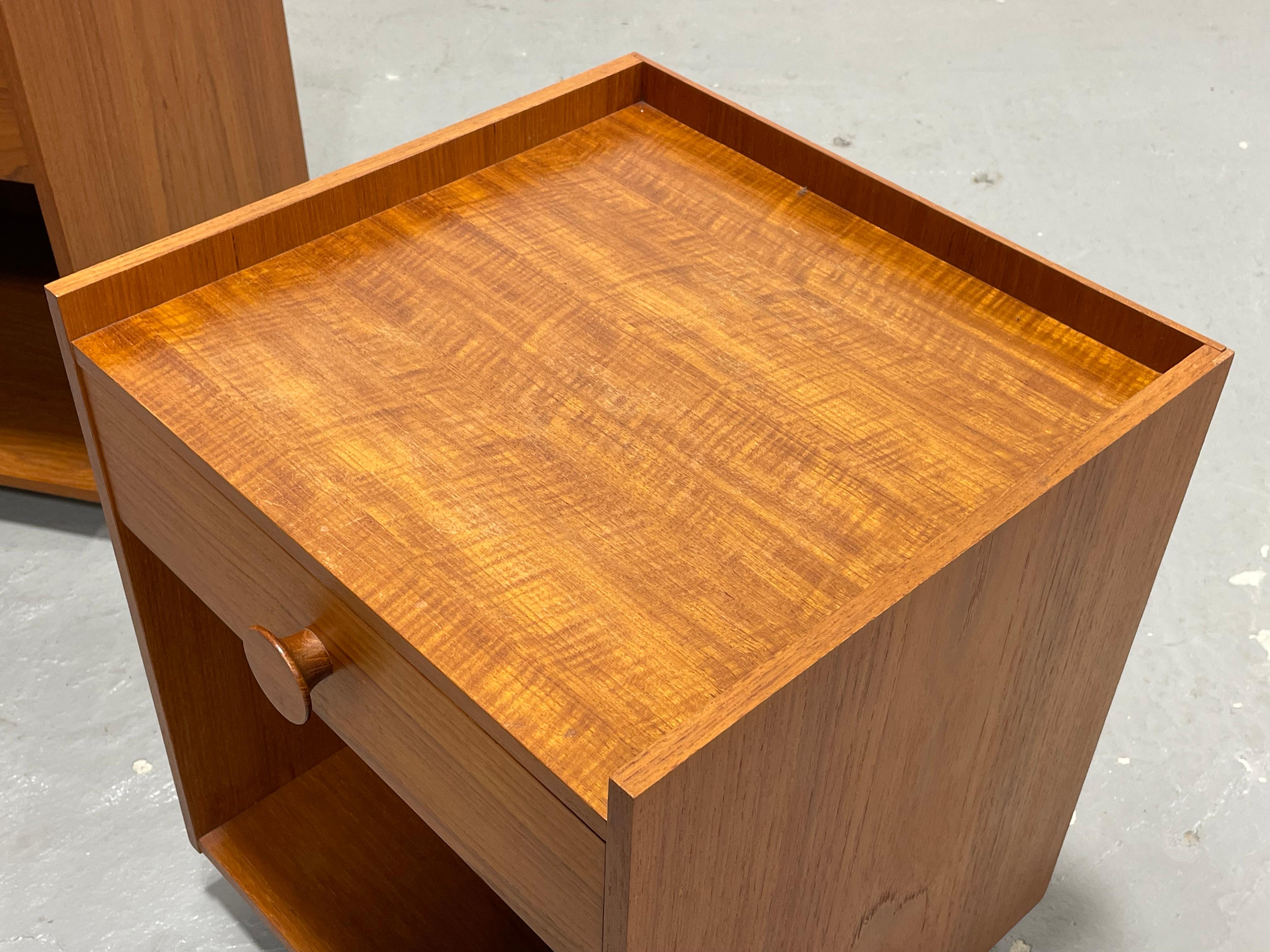 Coppia di comodini in teak danese della metà del secolo scorso, anni '60 ca. in vendita 1