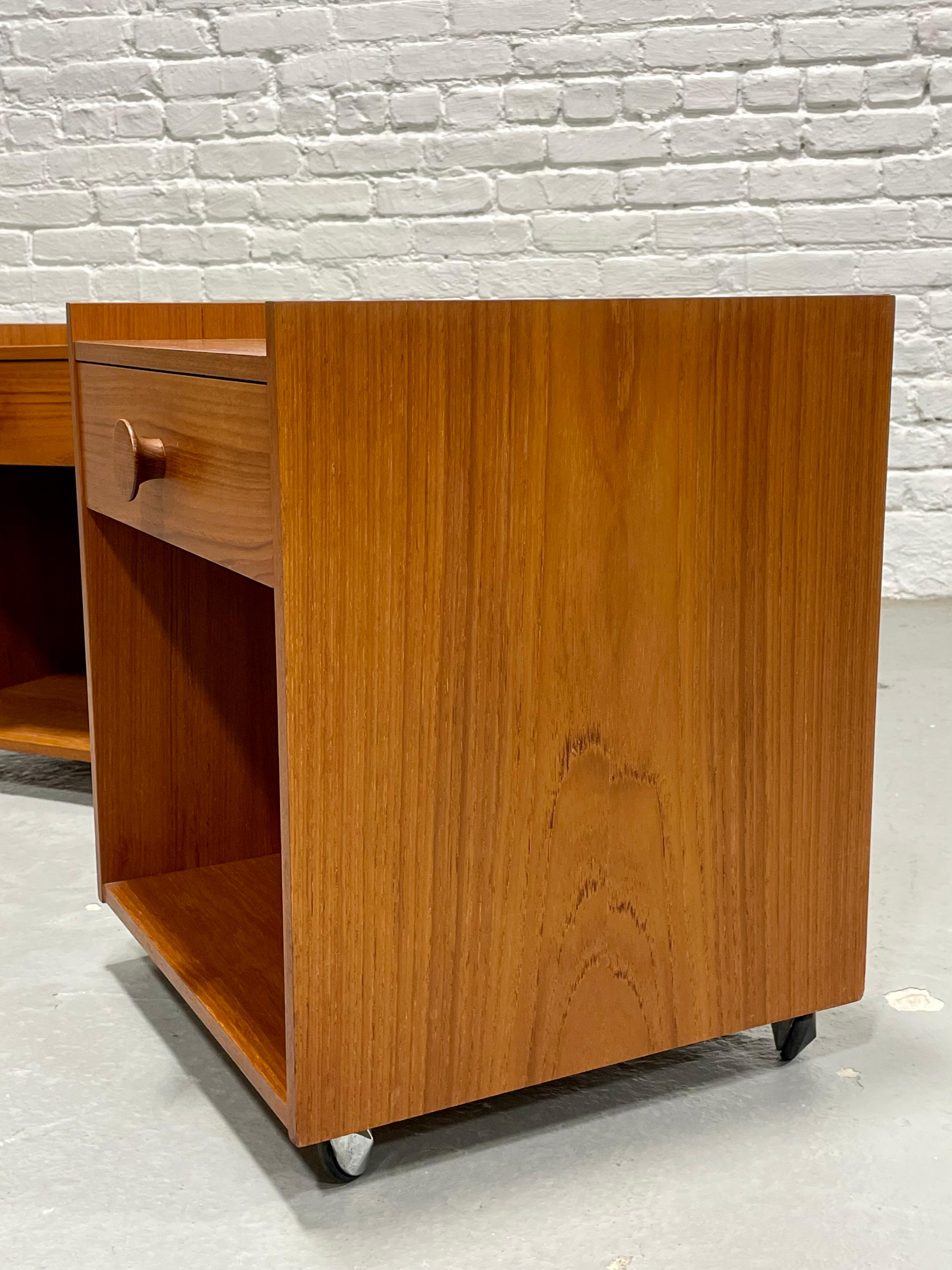 Coppia di comodini in teak danese della metà del secolo scorso, anni '60 ca. in vendita 3