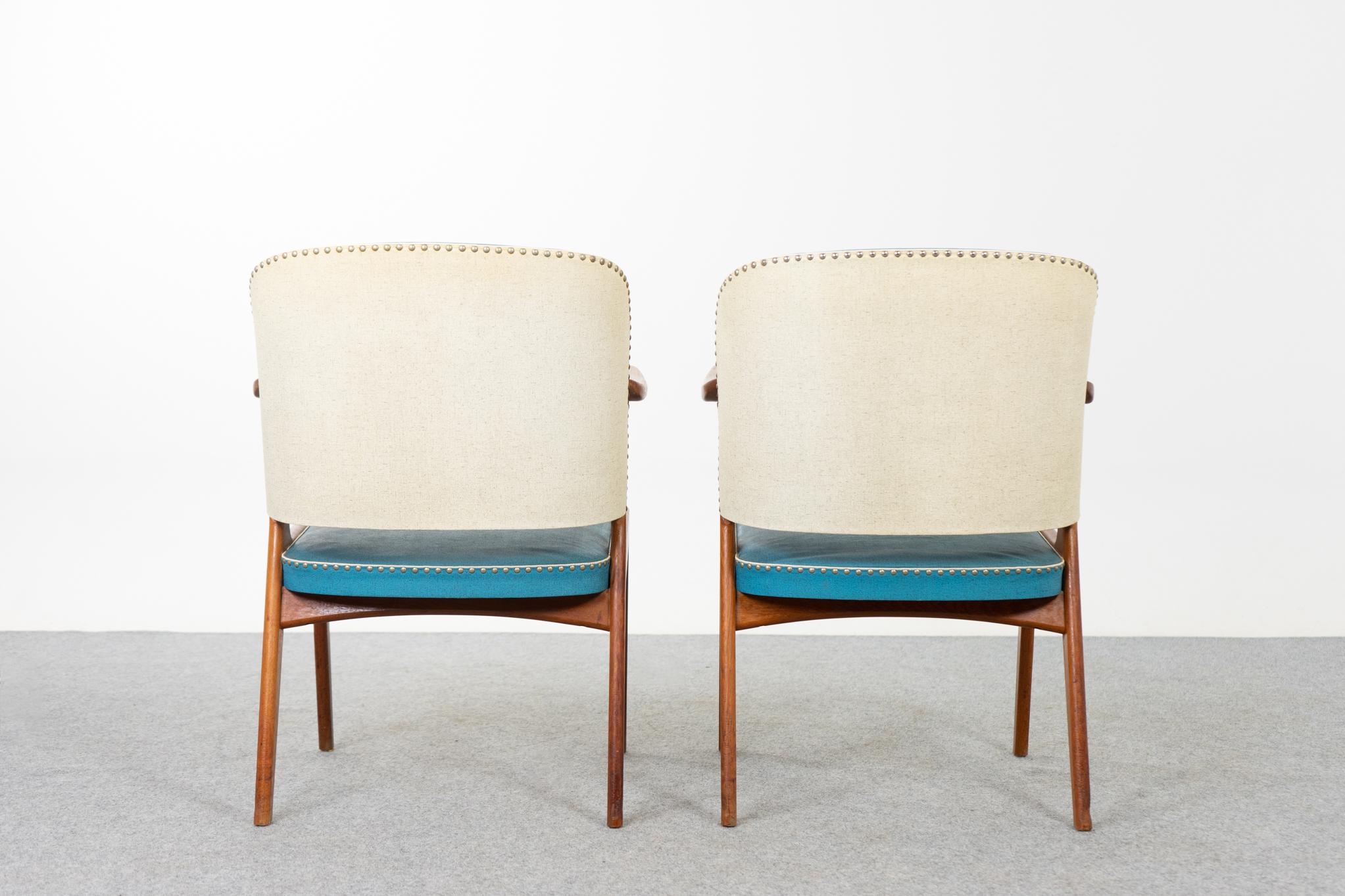 Pair of Danish Mid-Century Modern Teak & Vinyl Arm Chairs In Good Condition For Sale In VANCOUVER, CA