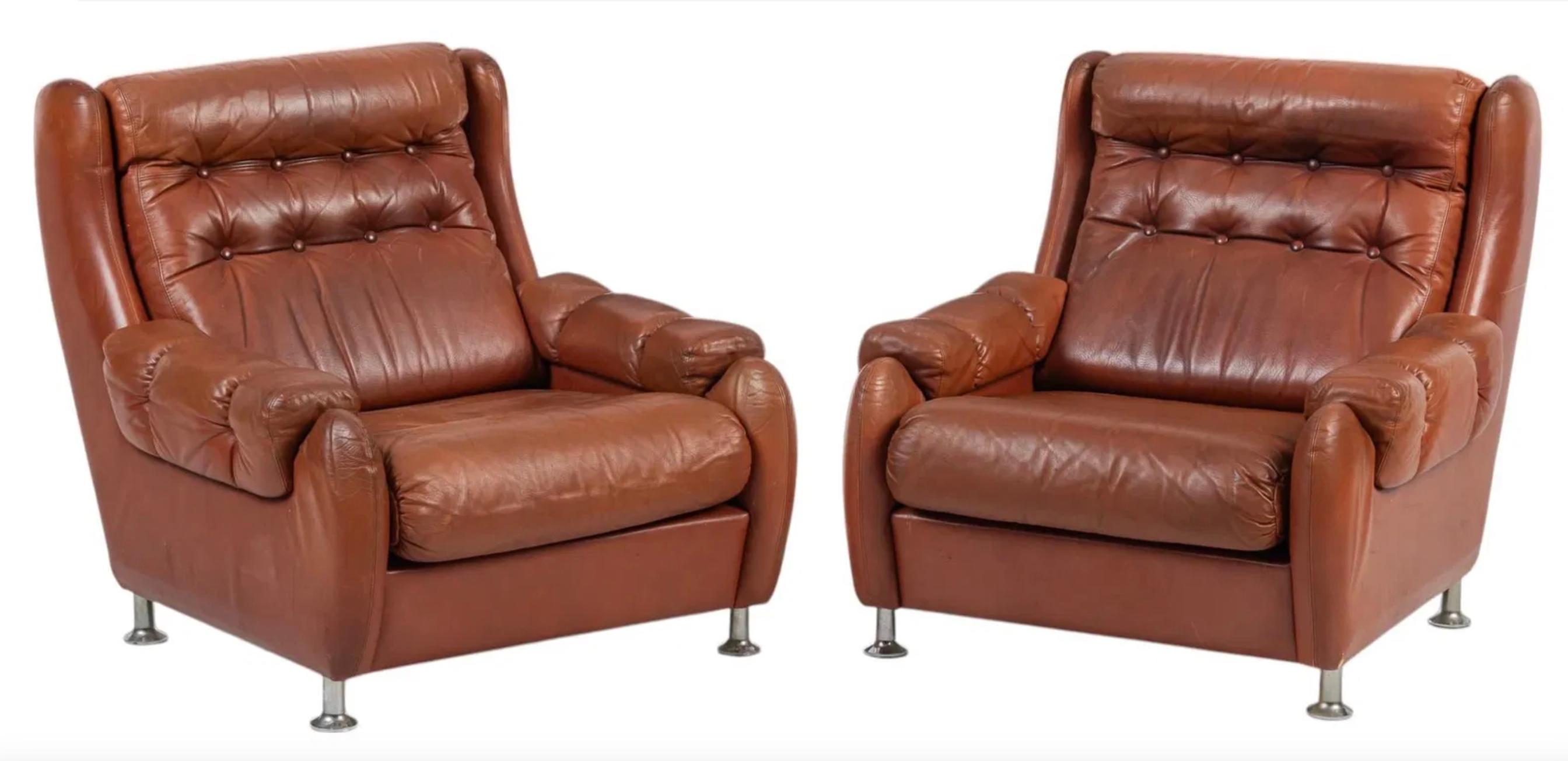 Coppia di sedie da salotto scandinave di metà secolo moderno in pelle marrone con inserti a soffietto. Ottimo design con braccioli a sbuffo in morbida e calda pelle marrone e cuscini con inserti. Sedie molto belle con gambe in metallo cromato. -