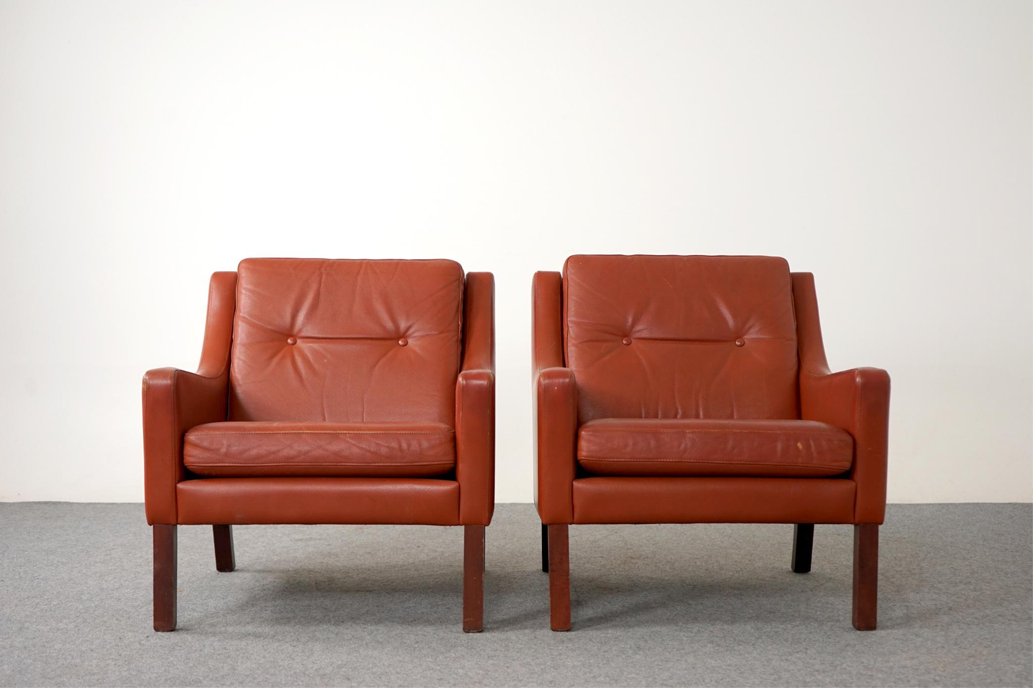 Pair of Danish Mid-Century Modern Tufted Leather Loungers In Good Condition For Sale In VANCOUVER, CA
