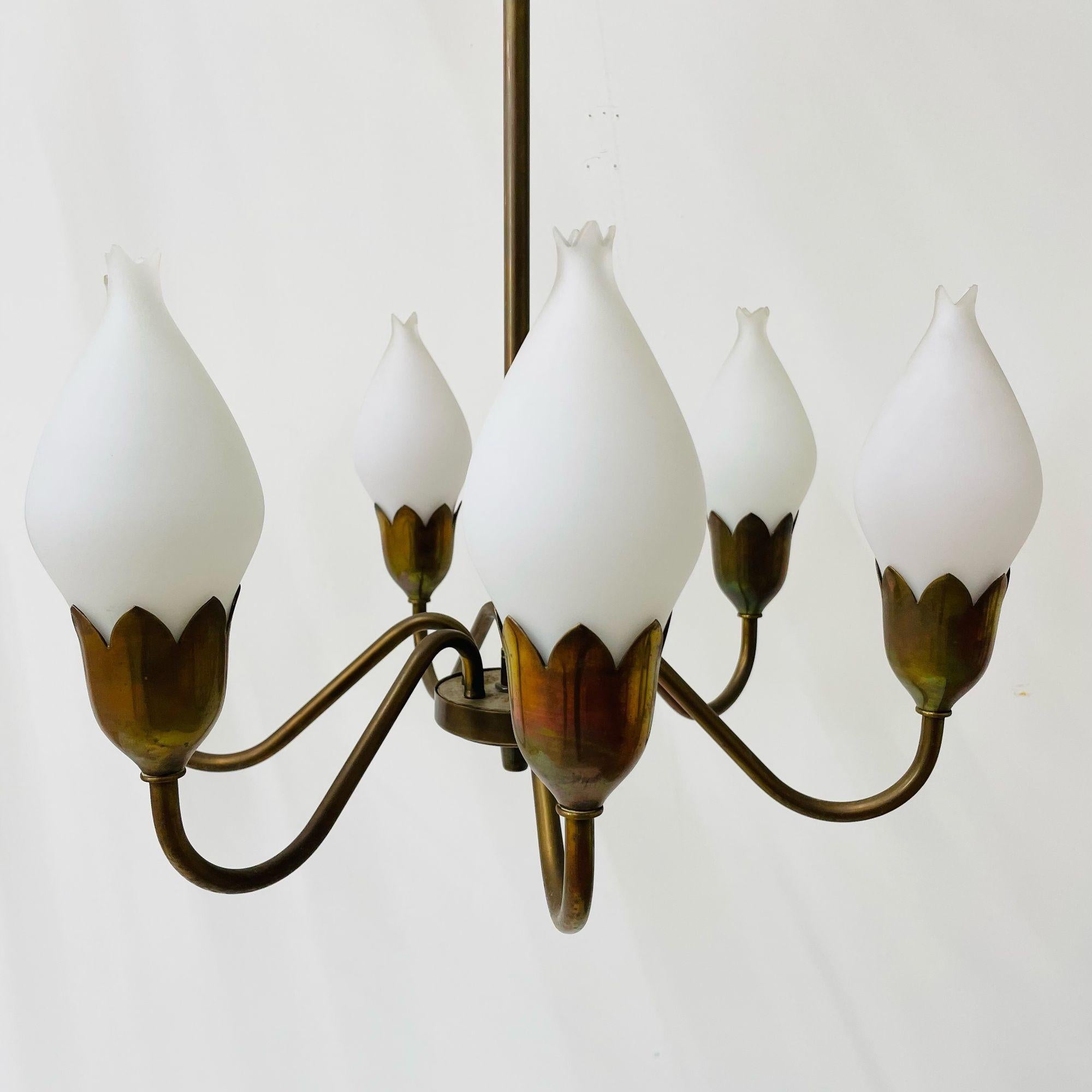 Paire de lustres/pendentifs danois en forme de tulipe, en verre opale, de style moderne du milieu du siècle dernier en vente 3
