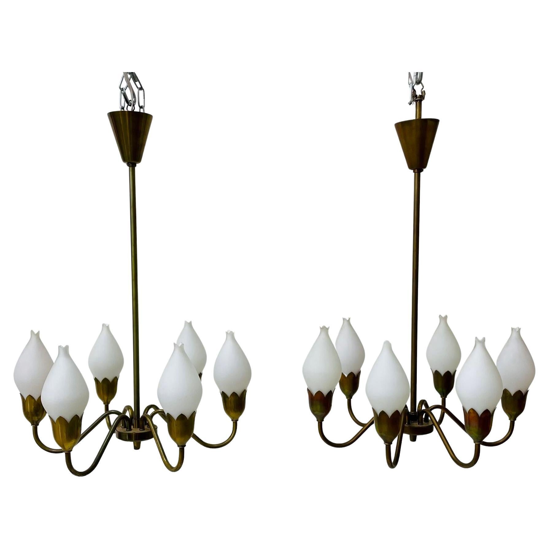 Paire de lustres/pendentifs danois en forme de tulipe, en verre opale, de style moderne du milieu du siècle dernier en vente