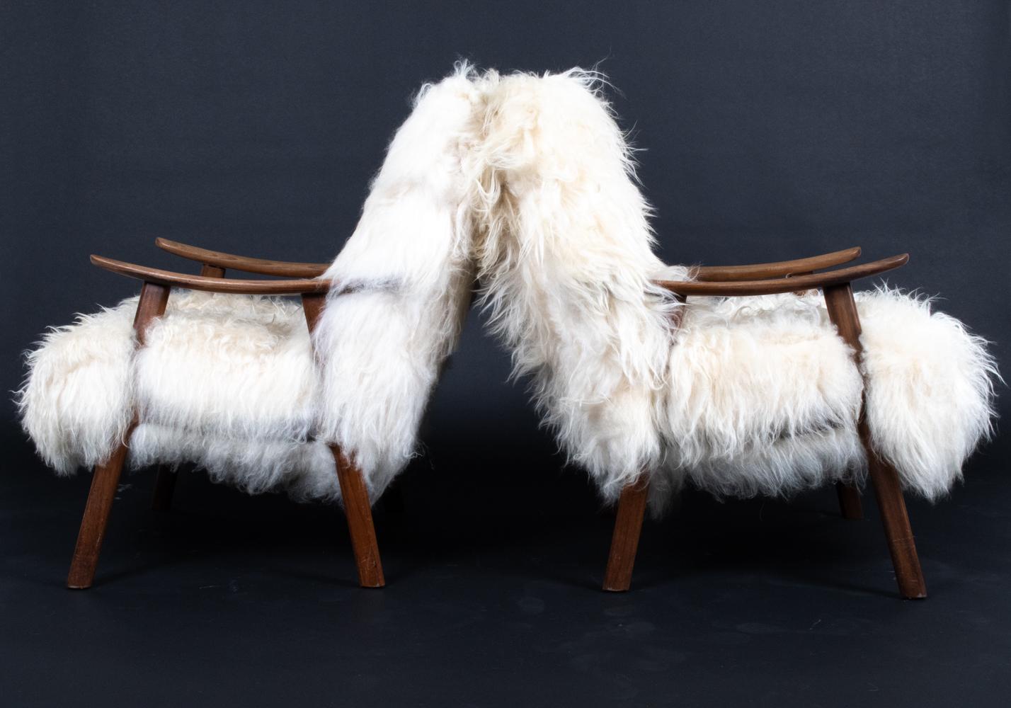 Danois Paire de fauteuils de salon et d'ottomans danois en peau de mouton de Mongolie du milieu du siècle dernier en vente