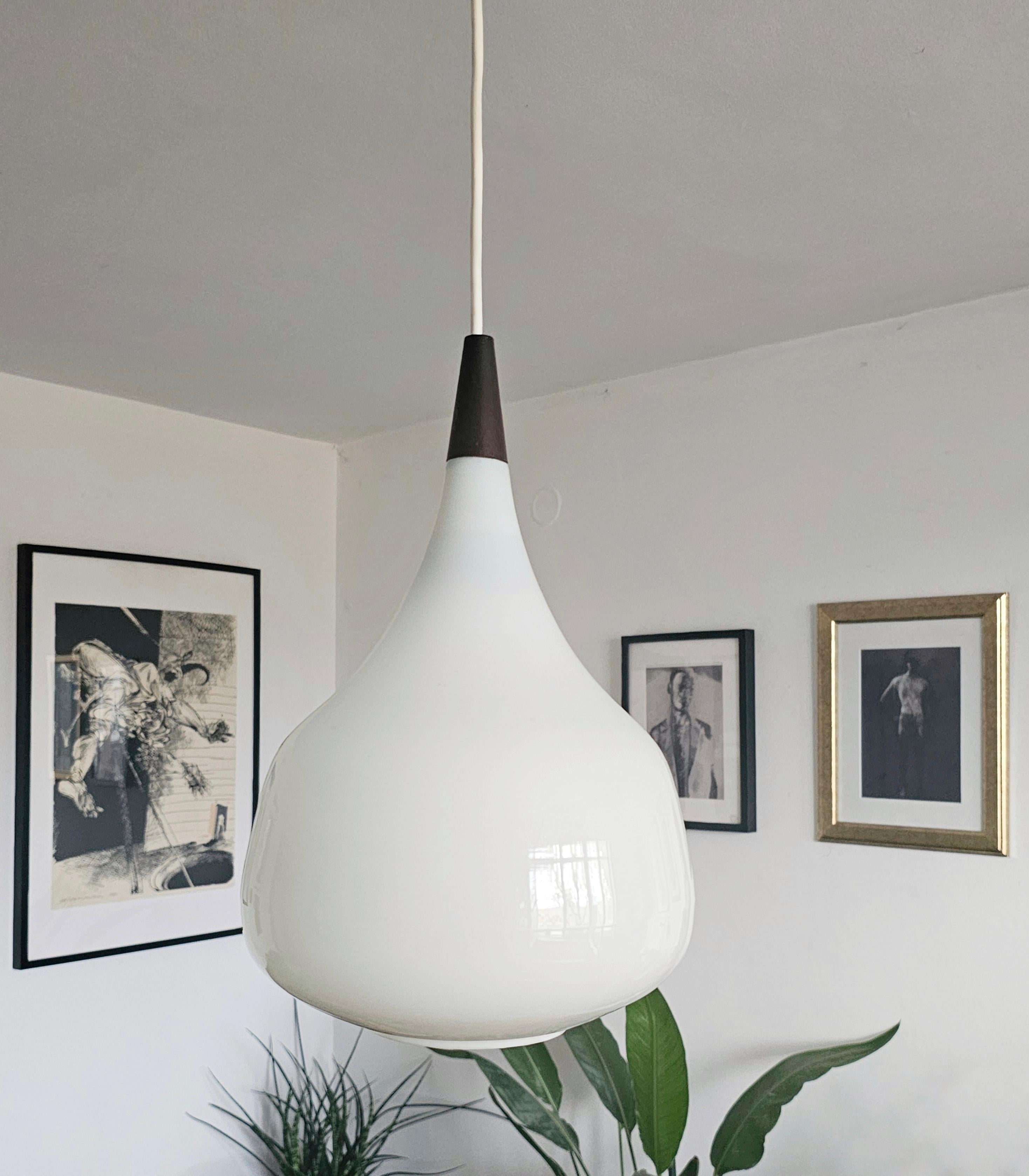 Pair of Danish Mid Century Opaline Glass Pendant Lights by Holmegaard, 1960s In Good Condition For Sale In Beograd, RS