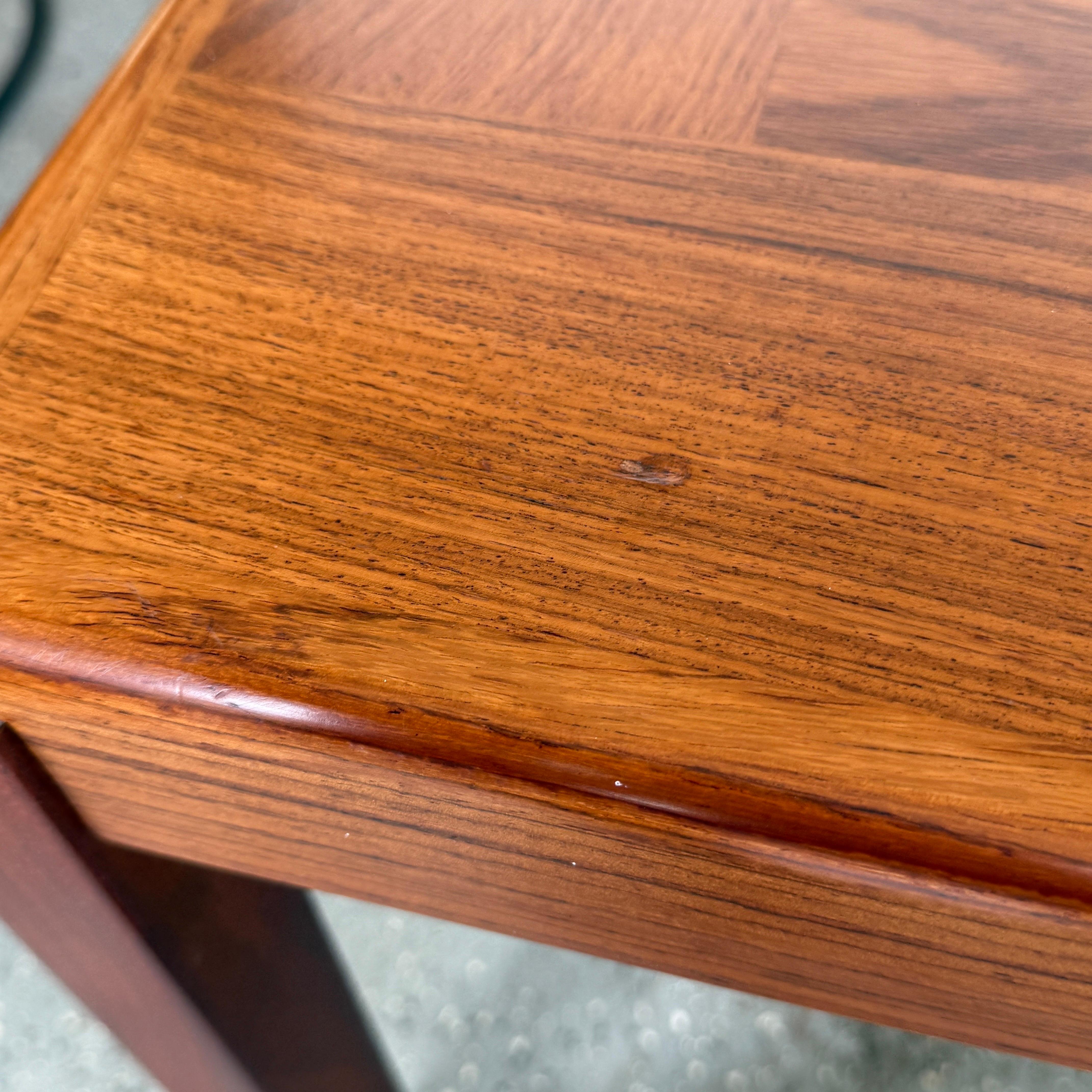 Pair of Danish Mid-Century Square Teak Side Tables by Vejle Stole og Mobelfabrik en venta 5