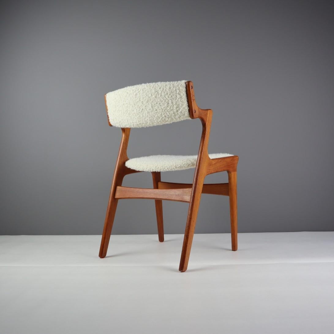 Bouclé Pair of Danish Mid-Century Teak Dining Chairs For Sale