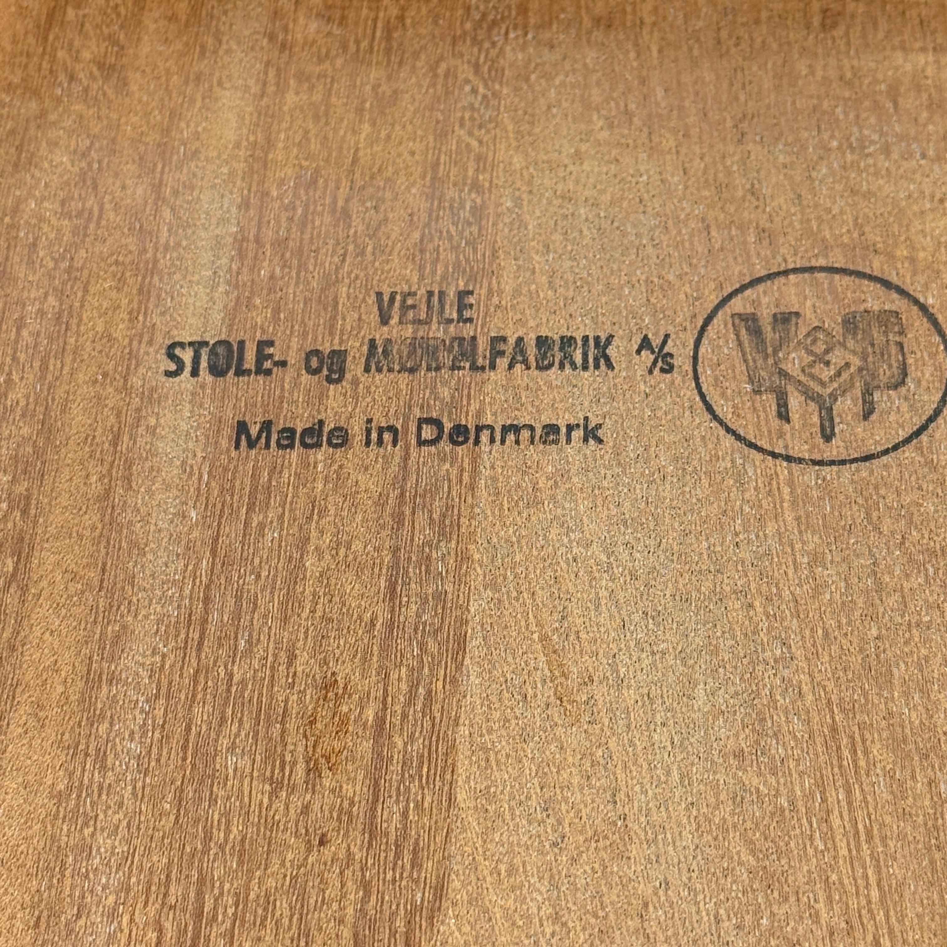 Paire de tables d'appoint danoises en teck du milieu du siècle dernier par Vejle Stole og Mobelfabrik en vente 11