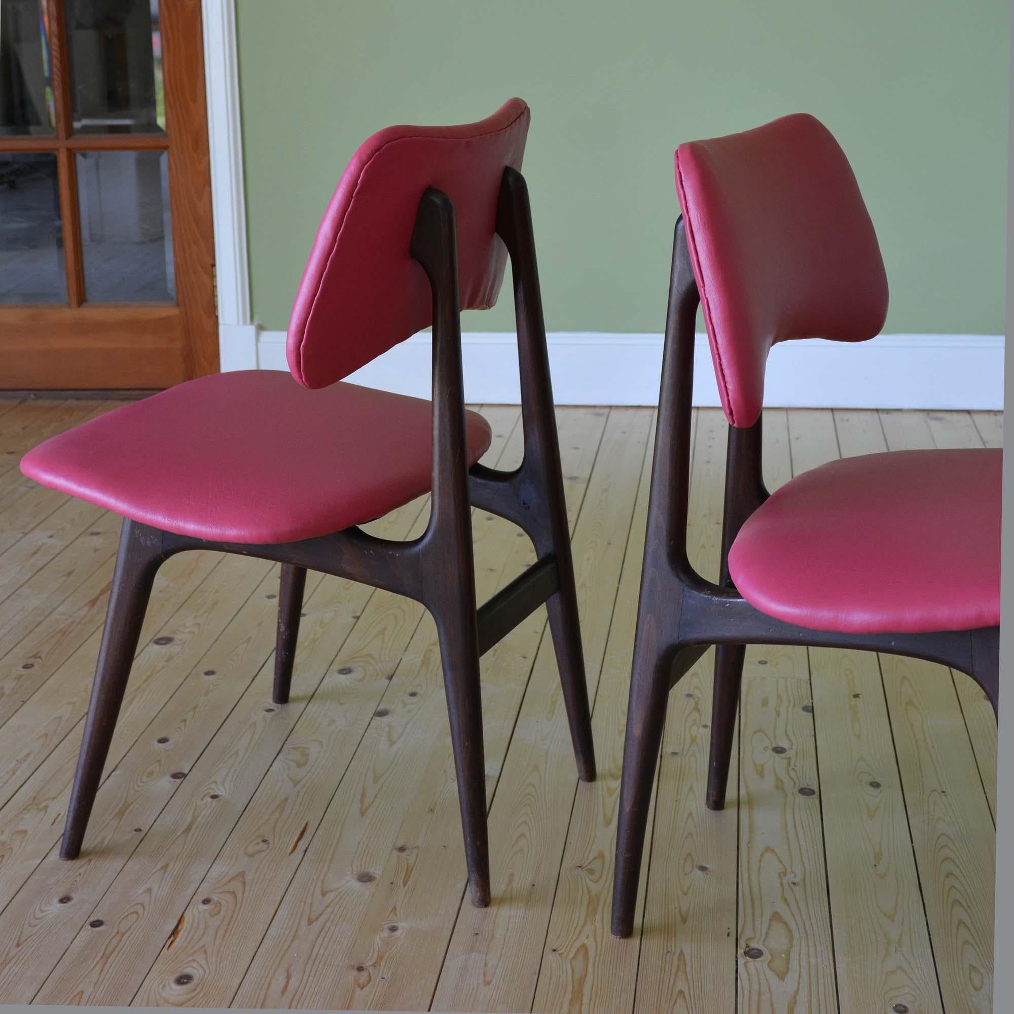 Imitation cuir Paire de chaises danoises en noyer du milieu du siècle dernier en vente