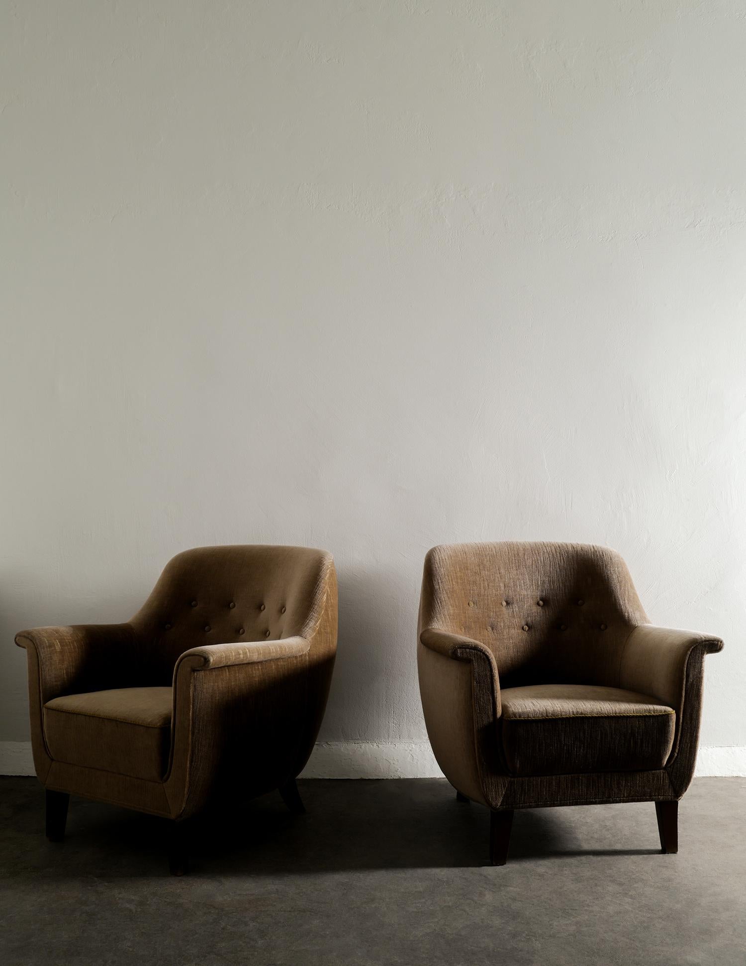 Rare pair of mid century armchairs by Poul M. Jessen produced in Denmark 1940s. In good vintage condition with the original brown velour upholstery and beech feet. 

Dimensions: H: 82 cm W: 76 cm D: 76 cm SH: 41 cm 


