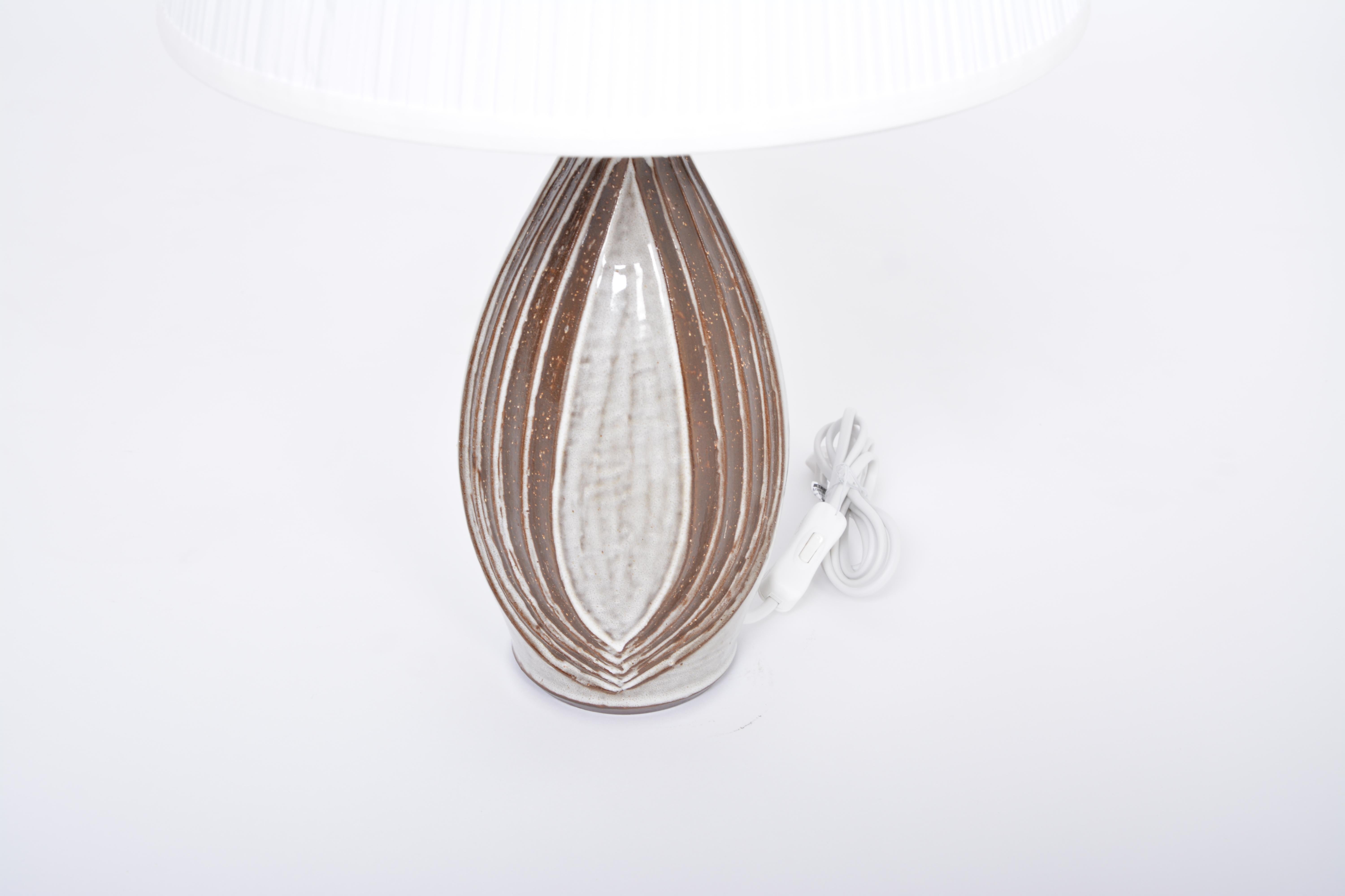 Céramique Paire de lampes de bureau danoises en céramique de style mi-siècle moderne par Michael Andersen en vente
