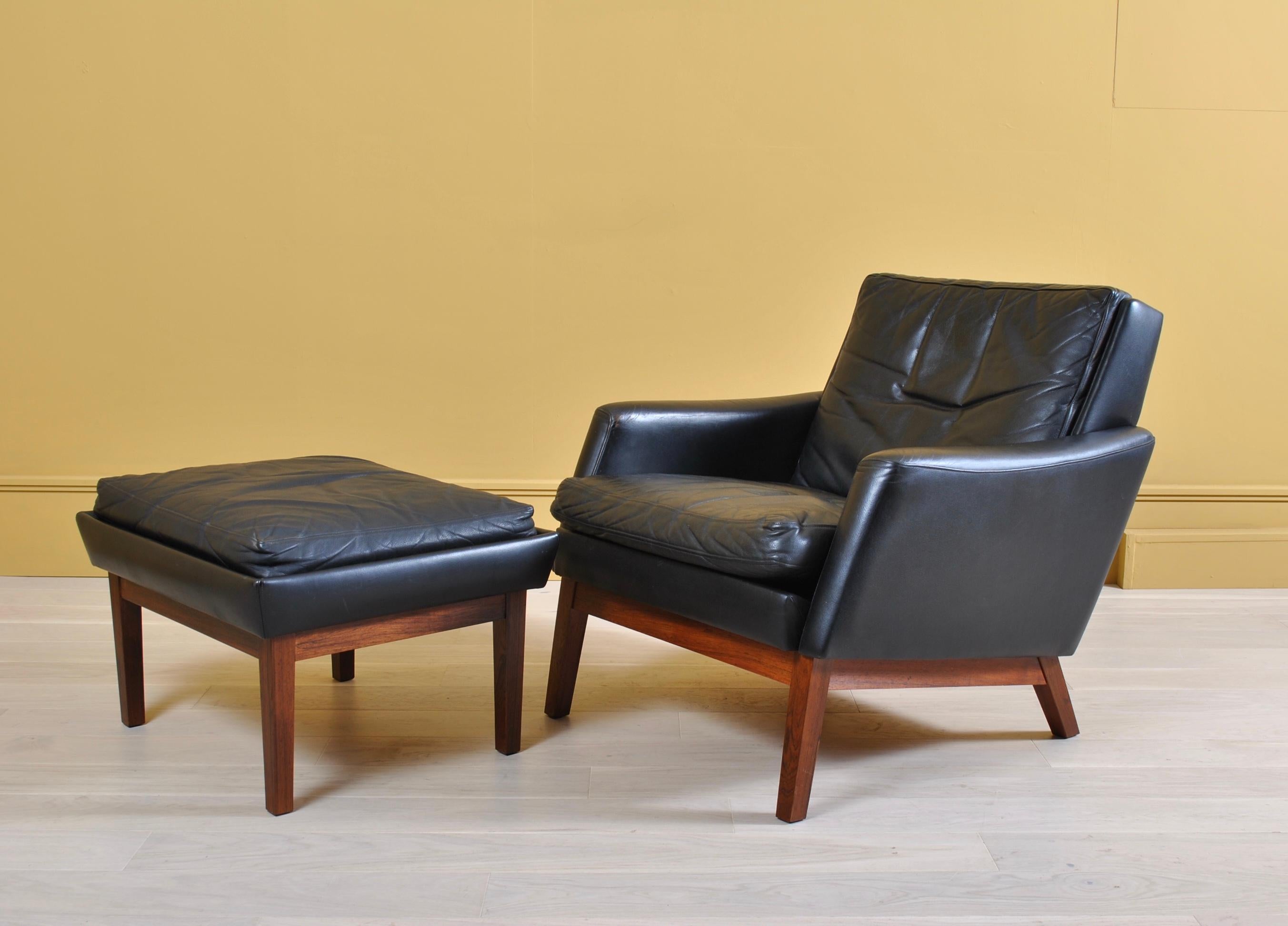 Pair of Danish Midcentury Leather Lounge Chairs and Ottoman In Good Condition In London, GB