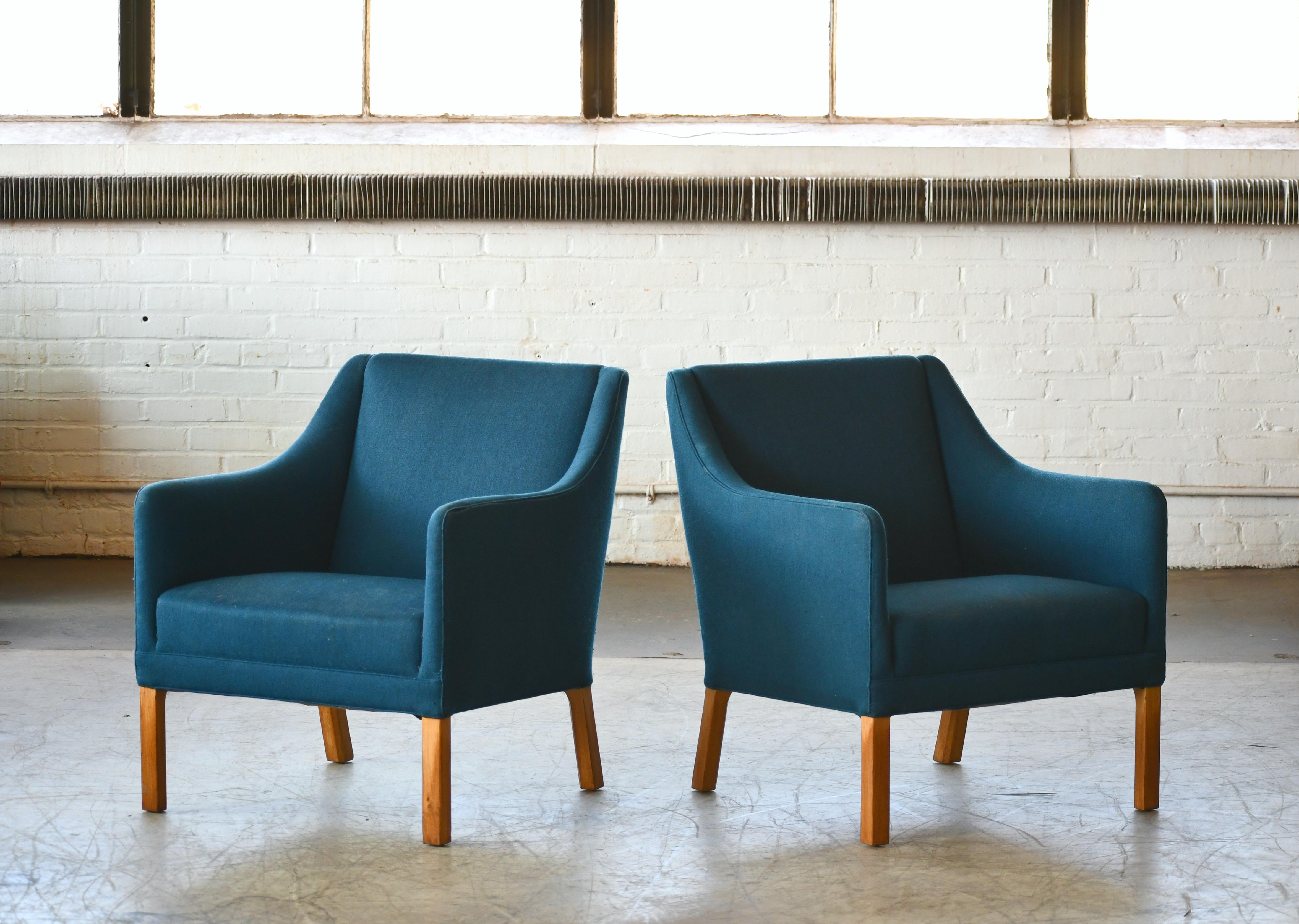 Pair of Danish Midcentury Lounge Chairs Attributed to Ejnar Larsen & Axel Bender In Good Condition In Bridgeport, CT