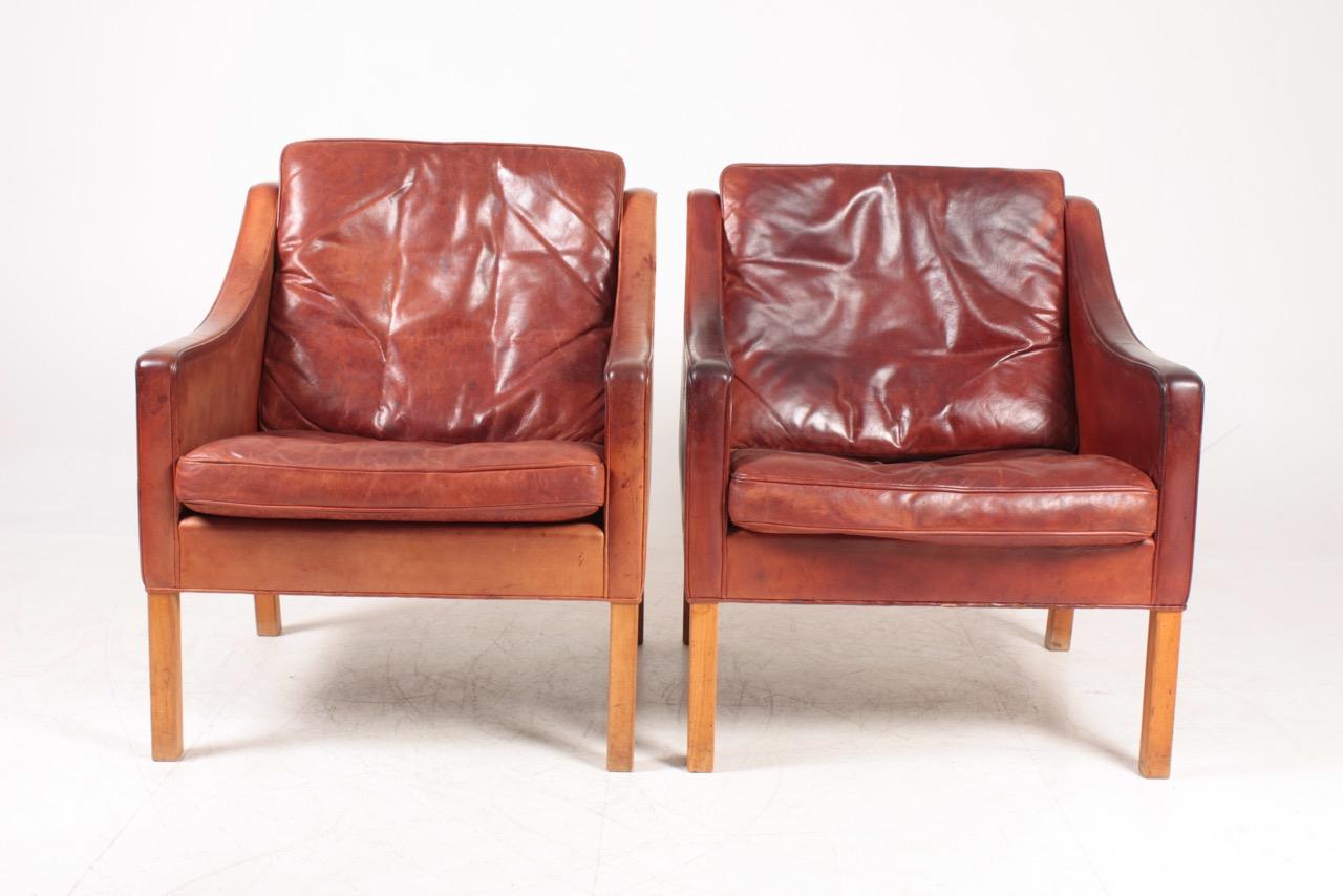 Pair of Danish Midcentury Lounge Chairs in Patinated Leather by Børge Mogensen 4