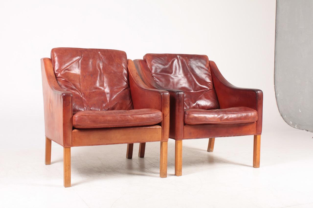 Pair of Danish Midcentury Lounge Chairs in Patinated Leather by Børge Mogensen 5
