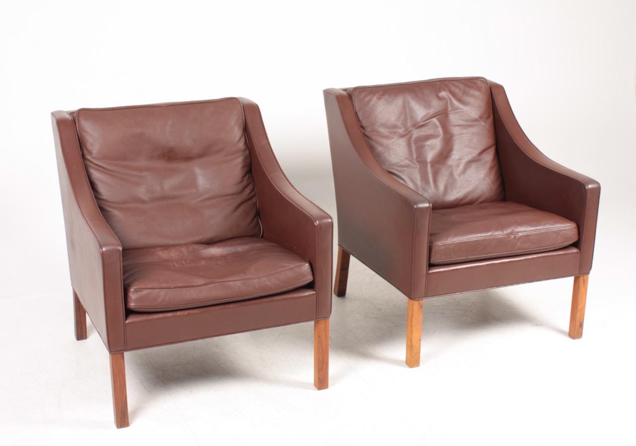 Pair of lounge chairs in patinated leather designed by MAA. Børge Mogensen for Fredericia Møbelfabrik. Outstanding quality and very comfortable. Great original condition.