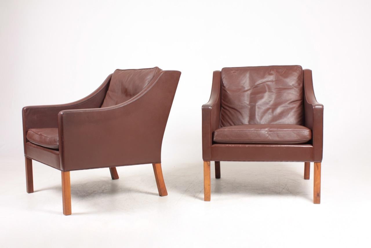 Scandinavian Modern Pair of Danish Midcentury Lounge Chairs in Patinated Leather by Børge Mogensen For Sale
