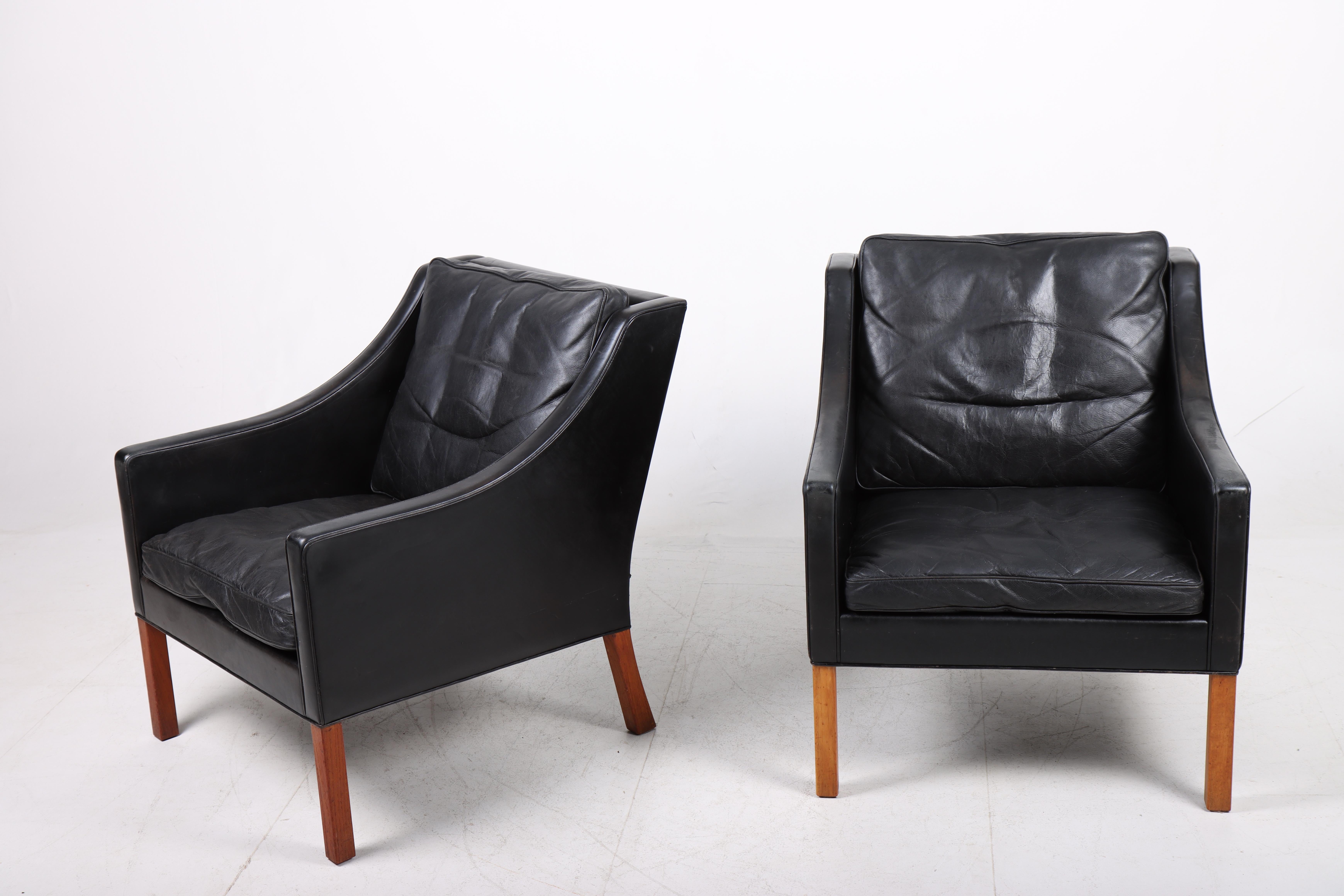 Scandinave moderne Paire de chaises longues danoises du milieu du siècle en cuir patiné par Børge Mogensen en vente