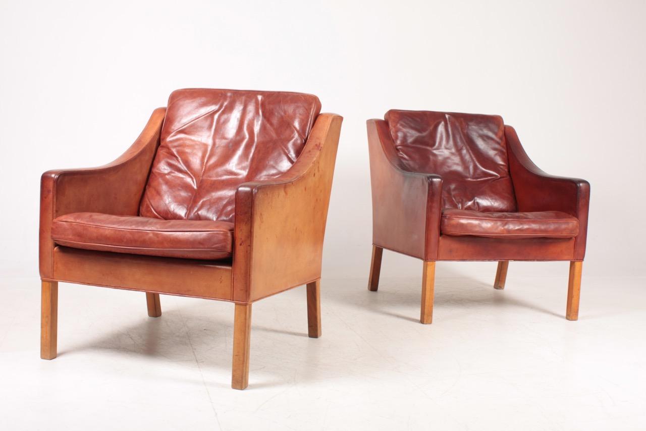 Pair of Danish Midcentury Lounge Chairs in Patinated Leather by Børge Mogensen In Good Condition In Lejre, DK