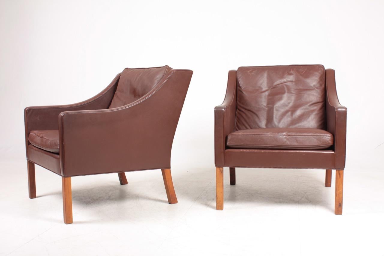 Pair of Danish Midcentury Lounge Chairs in Patinated Leather by Børge Mogensen In Good Condition For Sale In Lejre, DK