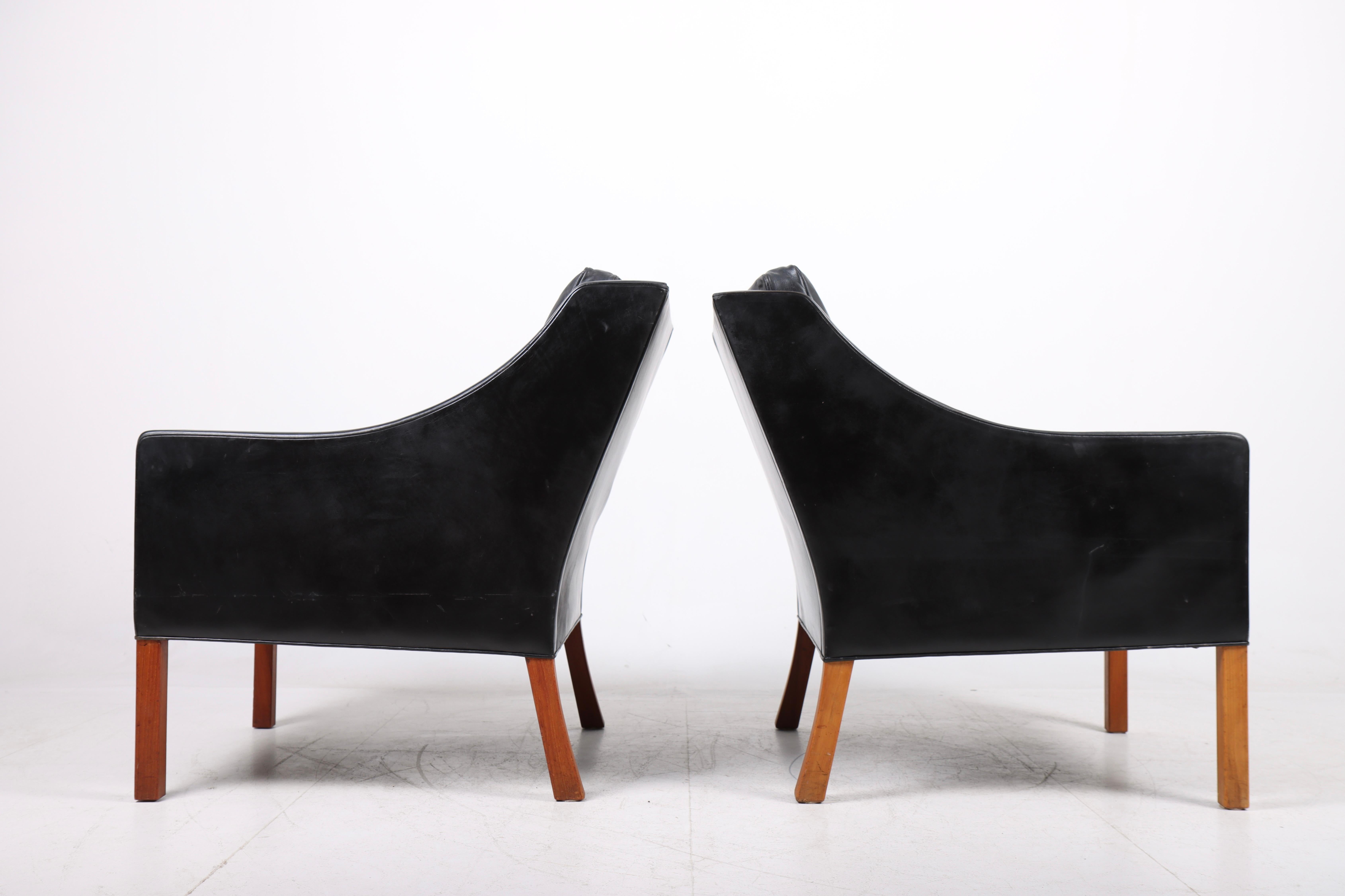Pair of Danish Midcentury Lounge Chairs in Patinated Leather by Børge Mogensen In Fair Condition For Sale In Lejre, DK