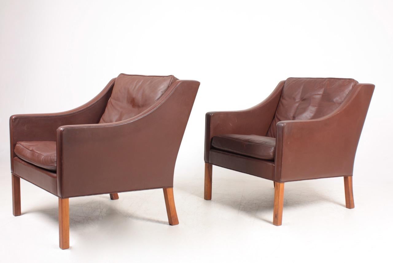 Mid-20th Century Pair of Danish Midcentury Lounge Chairs in Patinated Leather by Børge Mogensen For Sale