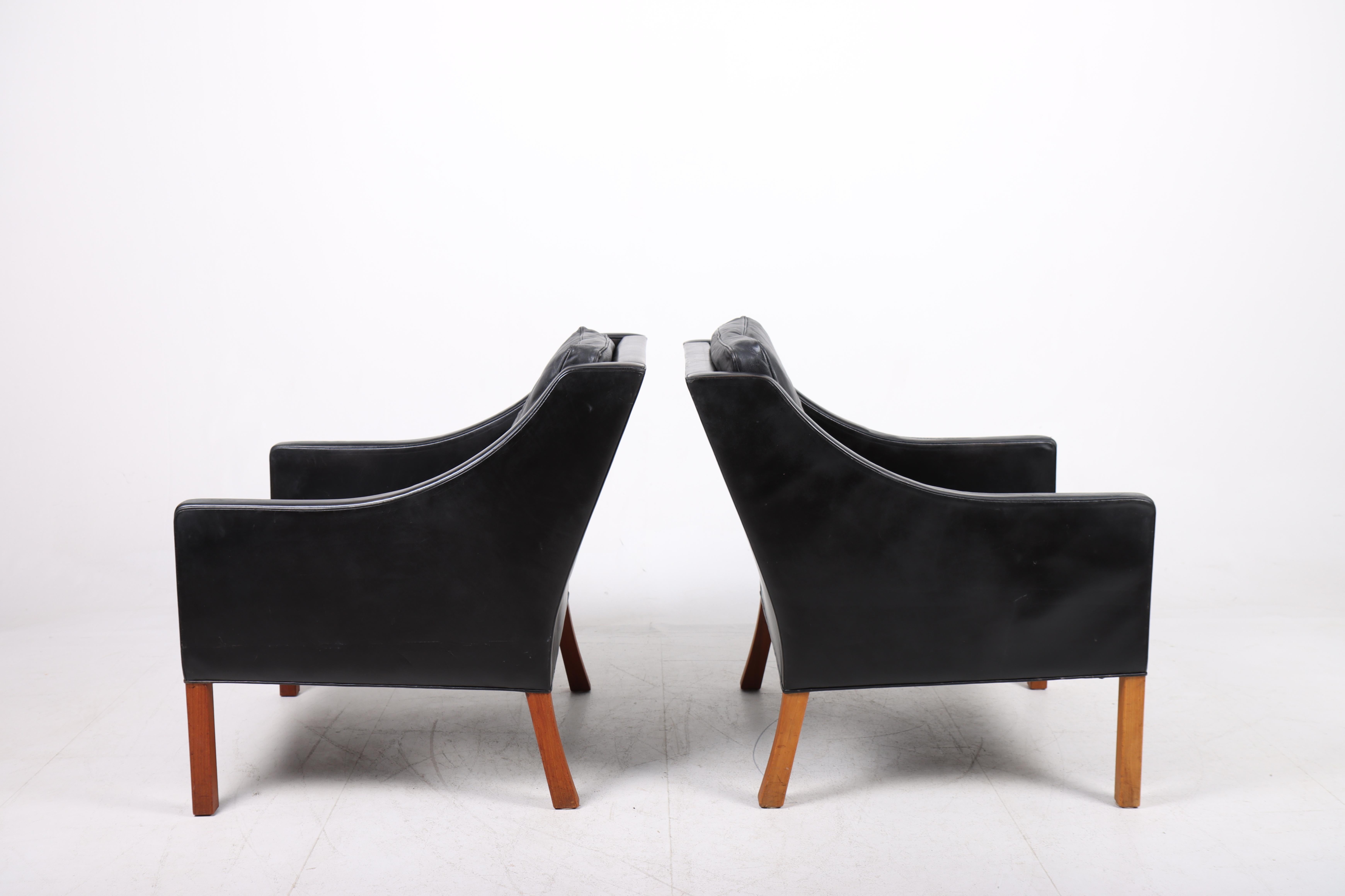 Mid-20th Century Pair of Danish Midcentury Lounge Chairs in Patinated Leather by Børge Mogensen For Sale