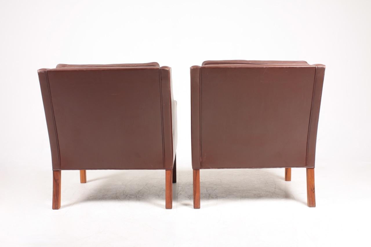 Milieu du XXe siècle Paire de chaises longues danoises du milieu du siècle en cuir patiné par Børge Mogensen en vente