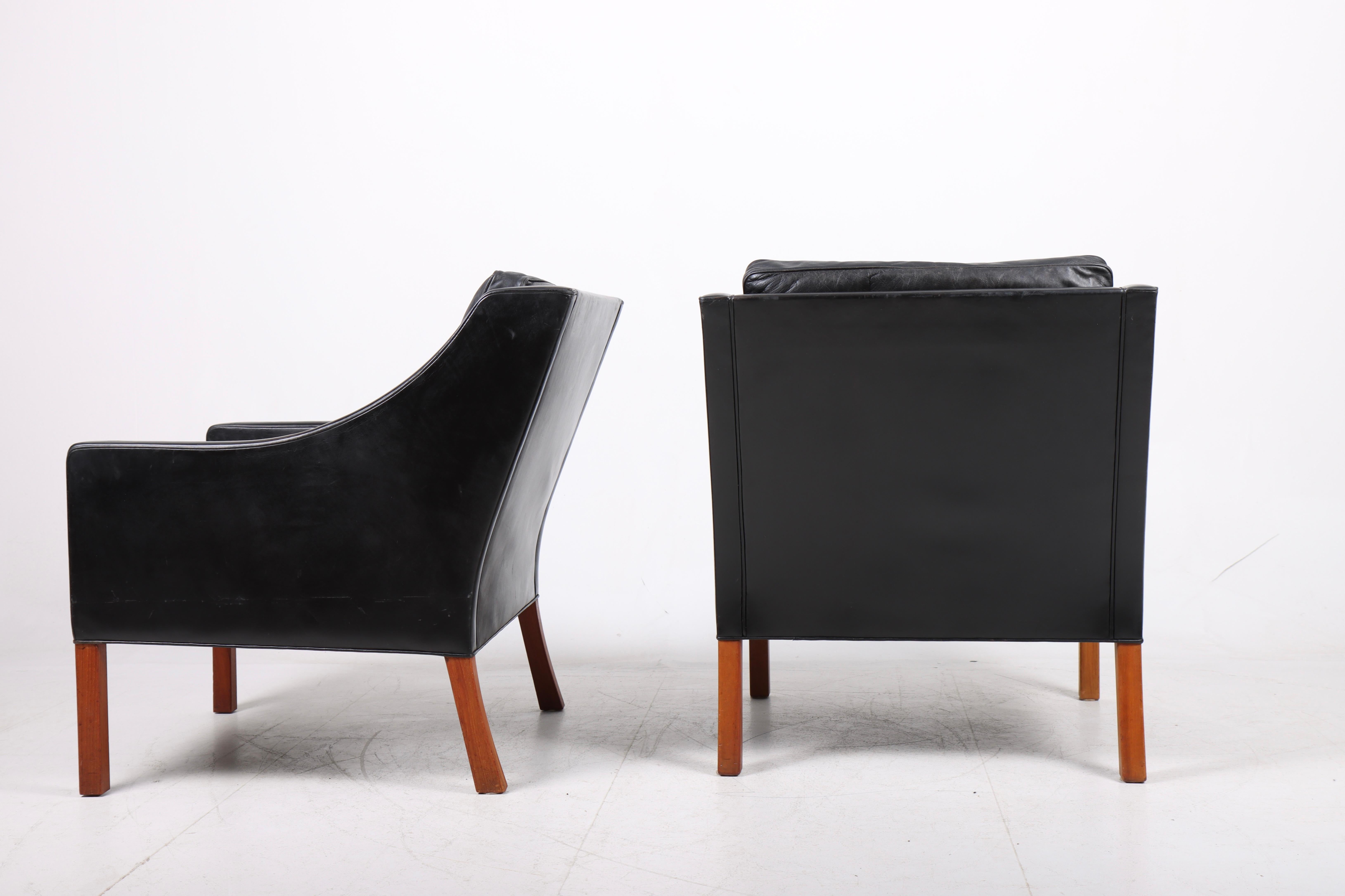 Pair of Danish Midcentury Lounge Chairs in Patinated Leather by Børge Mogensen For Sale 1