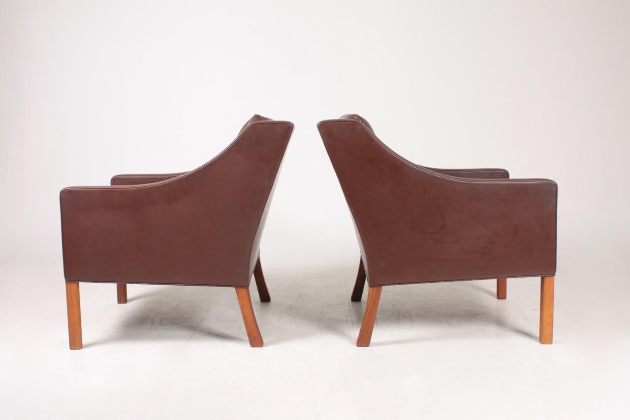 Paire de chaises longues danoises du milieu du siècle en cuir patiné par Børge Mogensen en vente 1