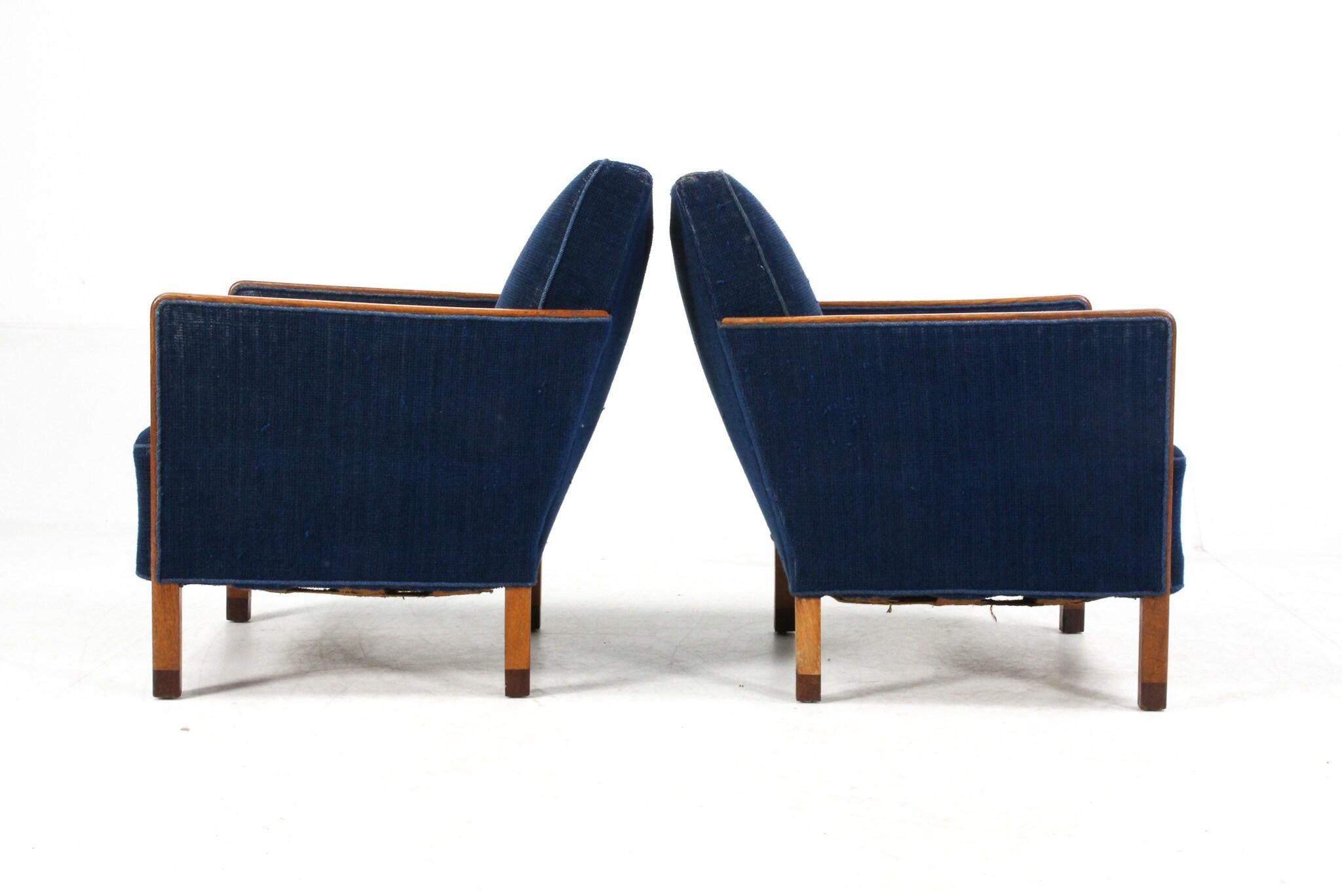 Très élégantes et charmantes chaises de salon datant probablement de la fin des années 1930. Accents sur l'accoudoir et le cadre inférieur en chêne. Les accoudoirs se prolongent dans les jambes.  Très haute qualité de fabrication et de finition.