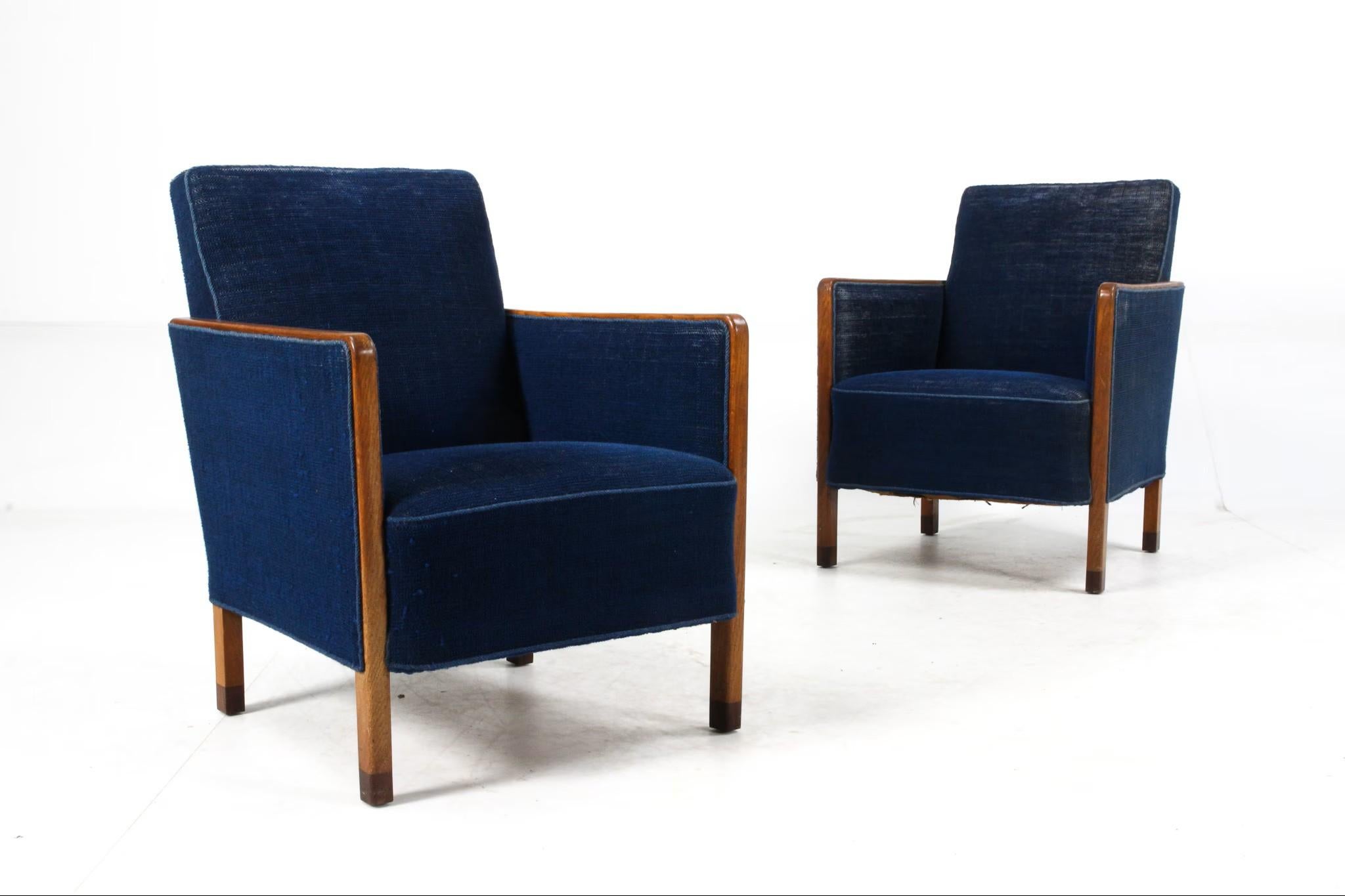 Danois Paire de chaises longues danoises du milieu du siècle avec châssis et pieds en Oak en vente