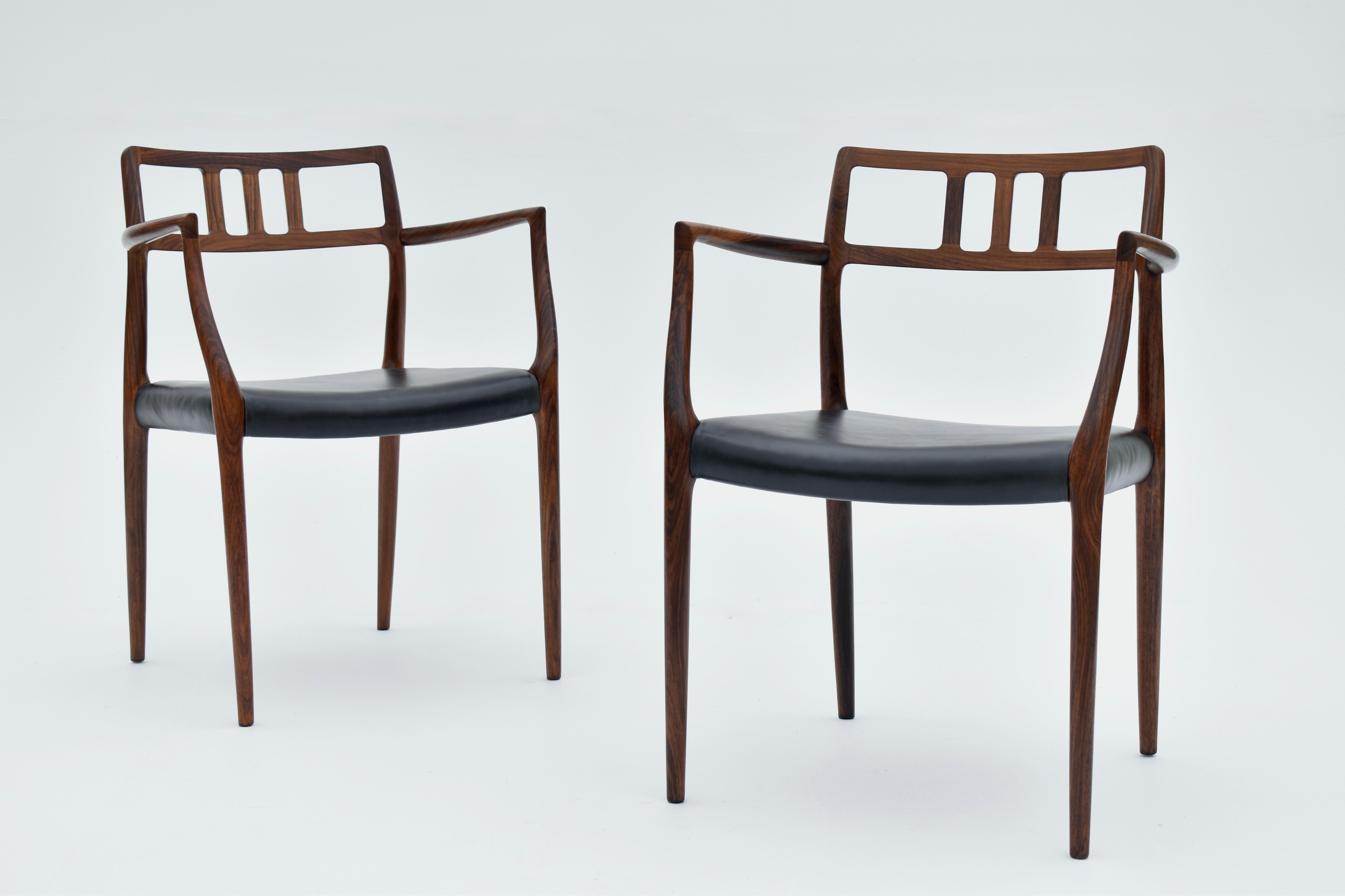 Fauteuil en palissandre massif et cuir noir conçu par Niels Moller en 1966 pour I.L Mollers Mobelfabrik.

Une chaise très recherchée et rarement vue. Classique du design danois, ce modèle est une vitrine du savoir-faire et de l'attention minutieuse