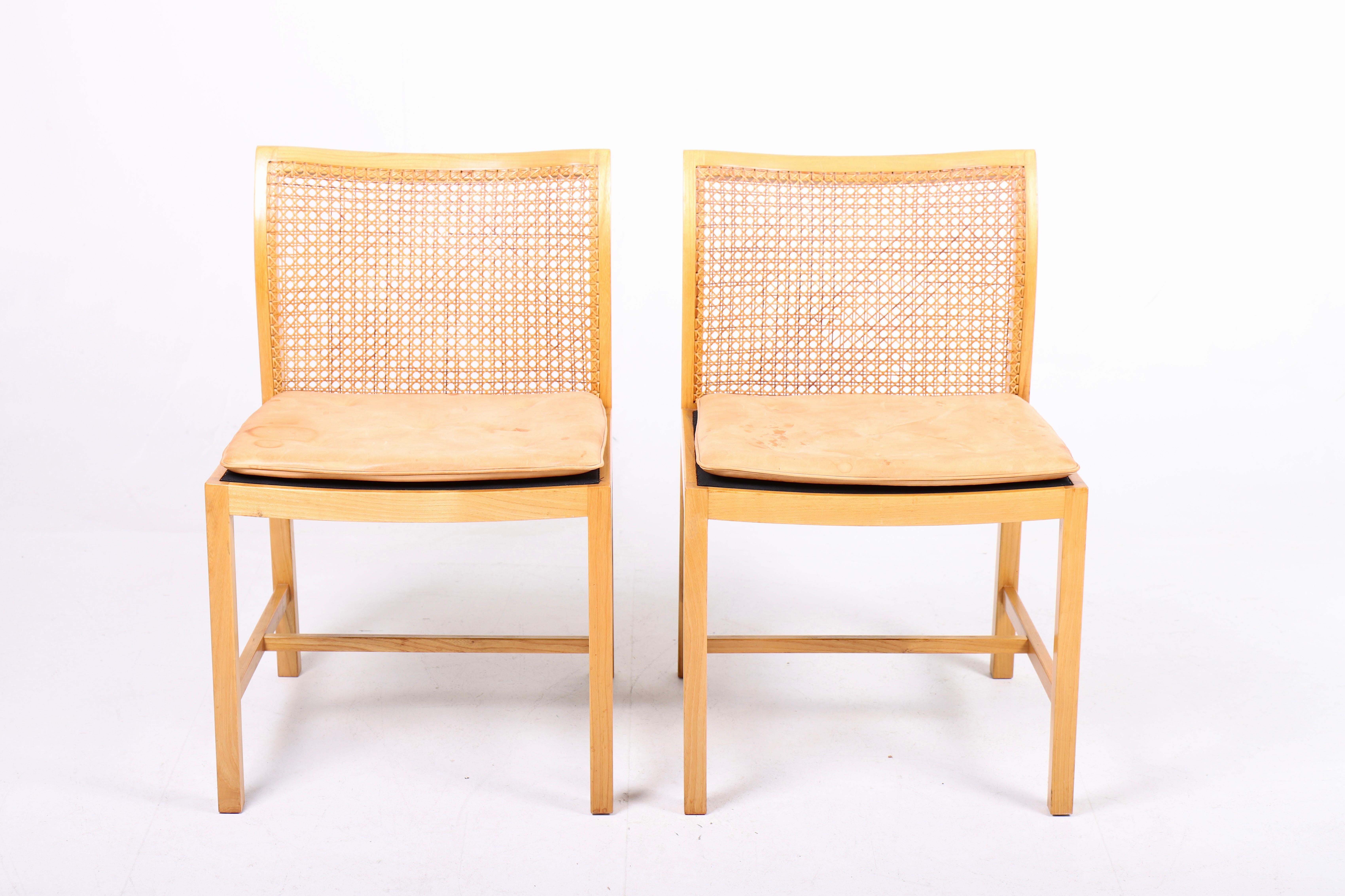 Scandinave moderne Paire de chaises d'appoint danoises du milieu du sicle dernier en frne et cuir cognac, annes 1960 en vente