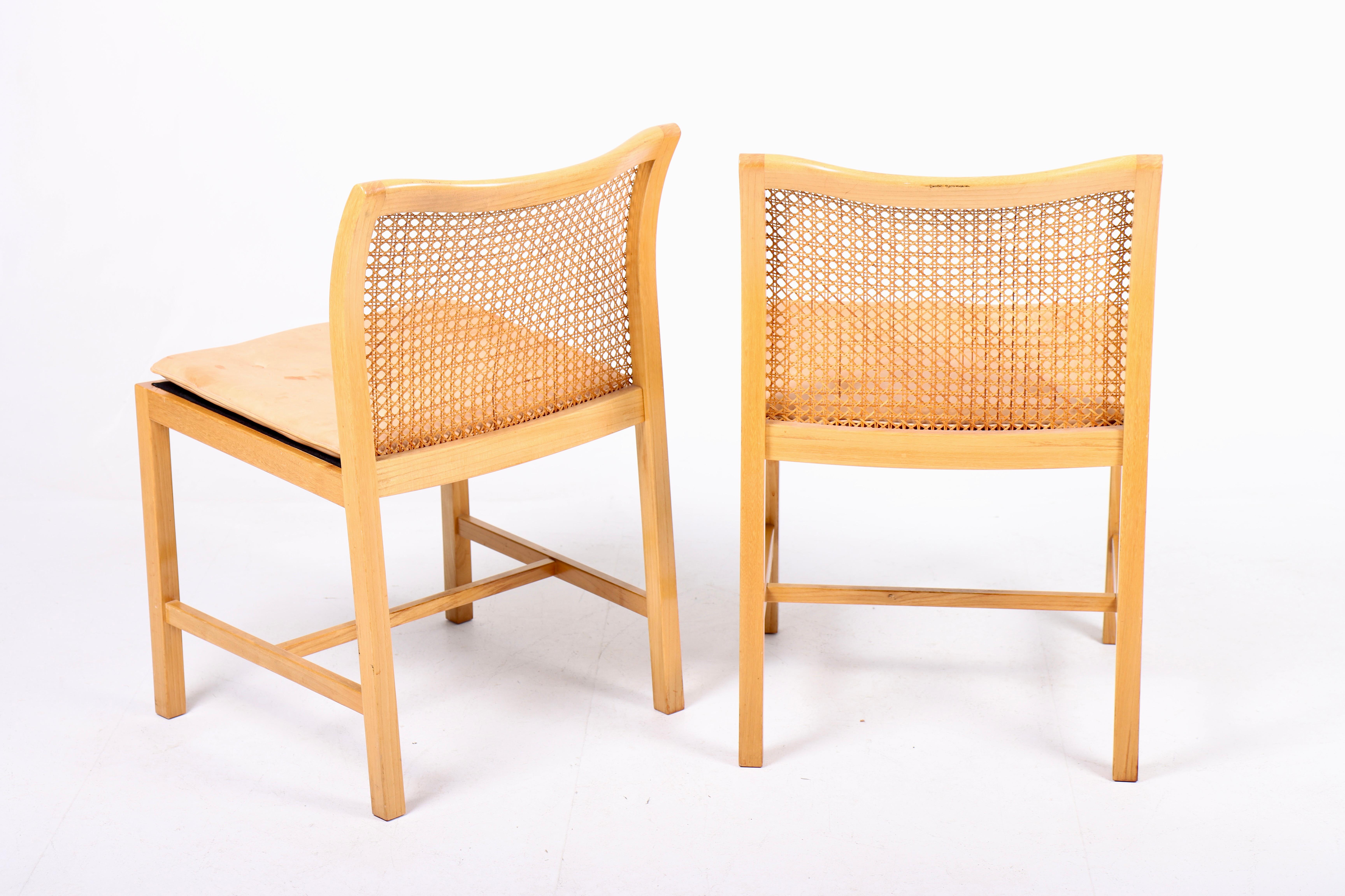 Milieu du XXe siècle Paire de chaises d'appoint danoises du milieu du sicle dernier en frne et cuir cognac, annes 1960 en vente