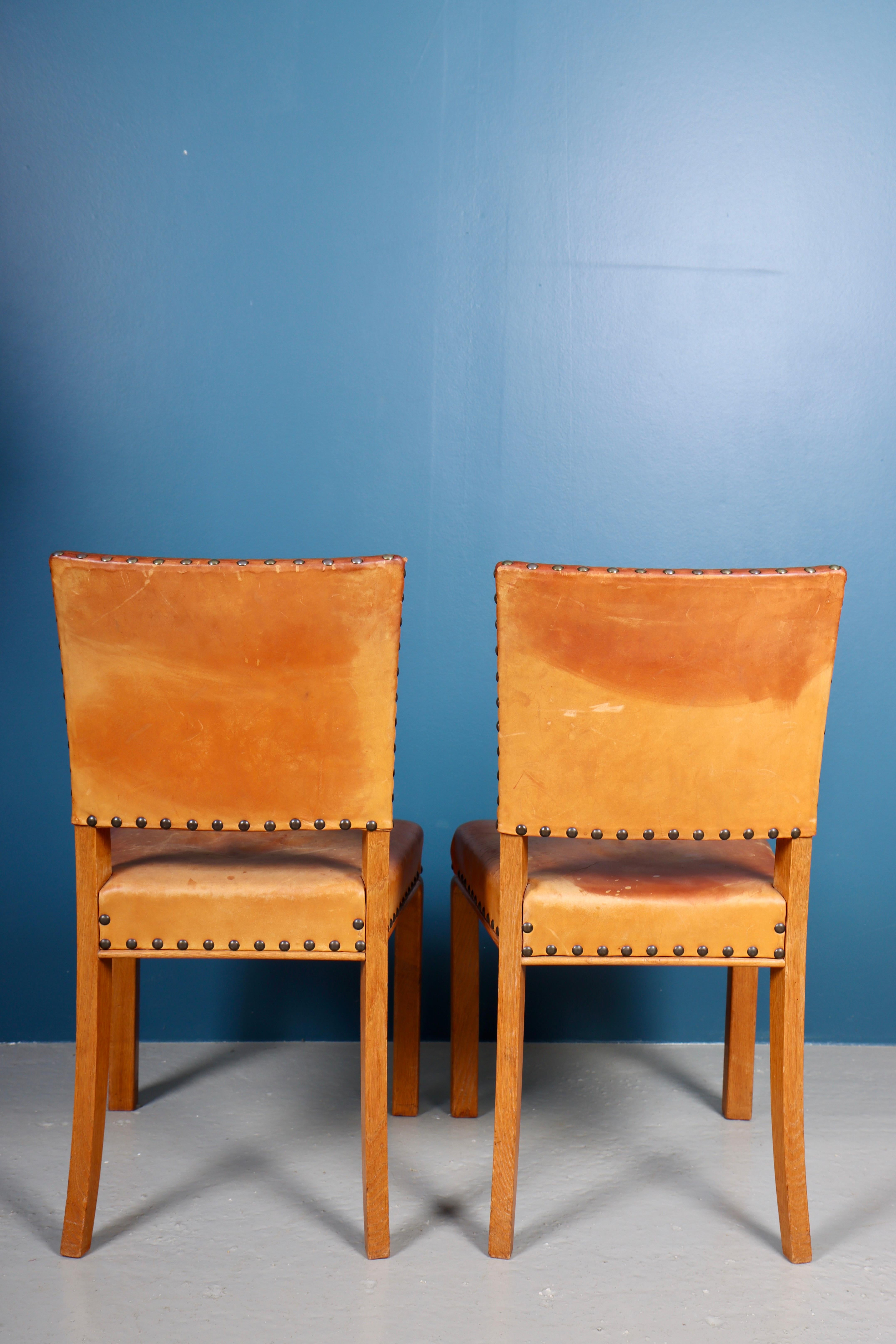 Paire de chaises d'appoint danoises du milieu du siècle en cuir patiné, années 1940 Bon état - En vente à Lejre, DK