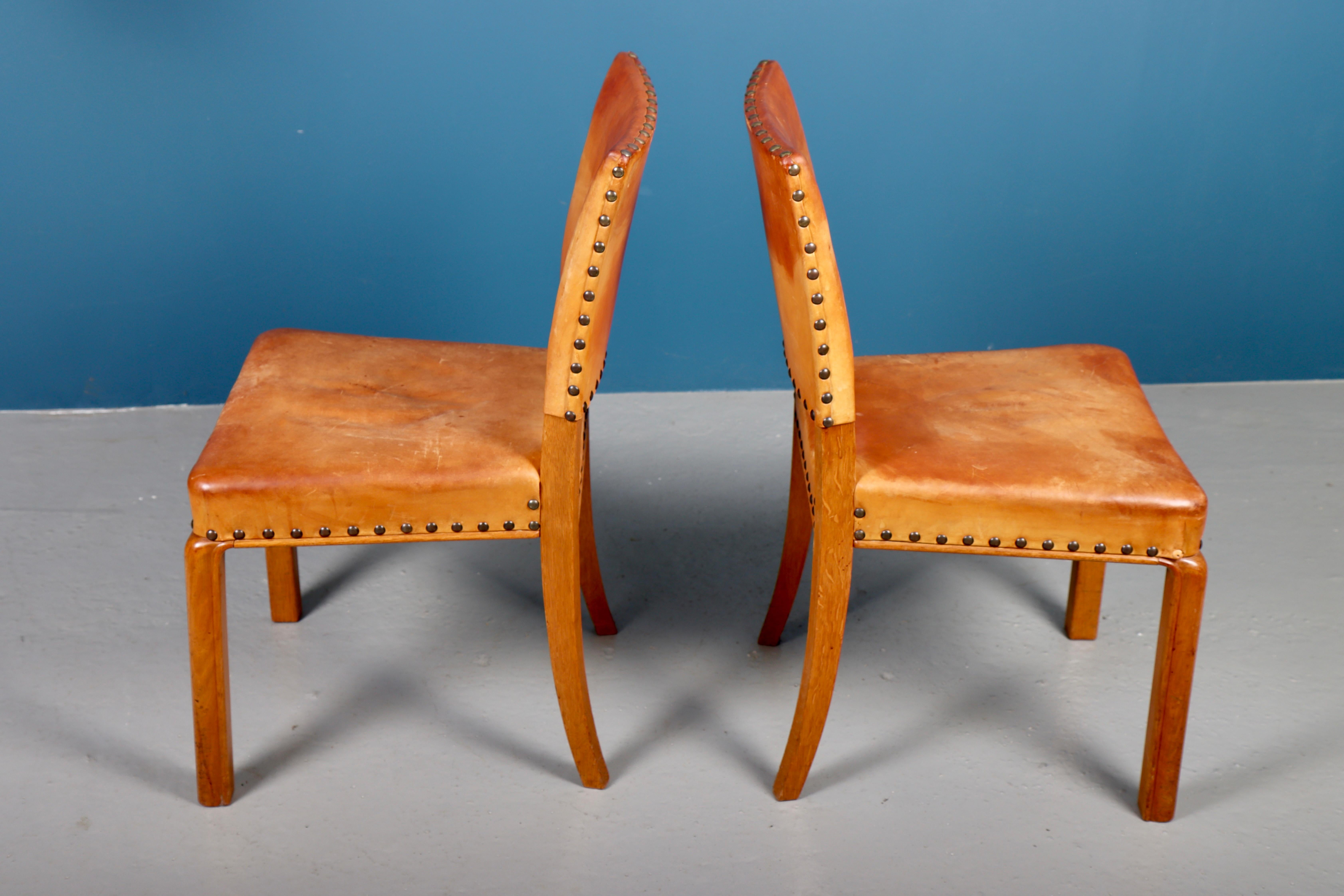 Milieu du XXe siècle Paire de chaises d'appoint danoises du milieu du siècle en cuir patiné, années 1940 en vente