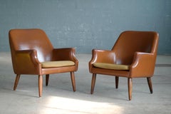 Ein Paar dänische Space Age Lounge Chairs aus Teak und Naugahyde aus der Mitte des Jahrhunderts