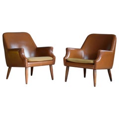 Ein Paar dänische Space Age Lounge Chairs aus Teak und Naugahyde aus der Mitte des Jahrhunderts