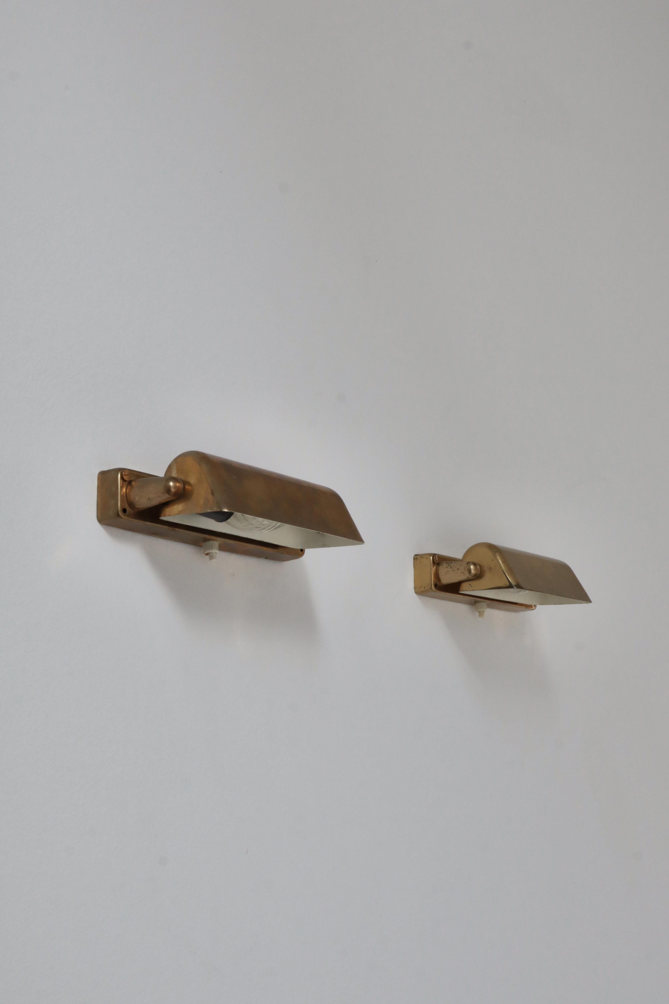 Pareja de lámparas de pared LYFA danesas modernas de los años 50 en latón patinado en venta 3