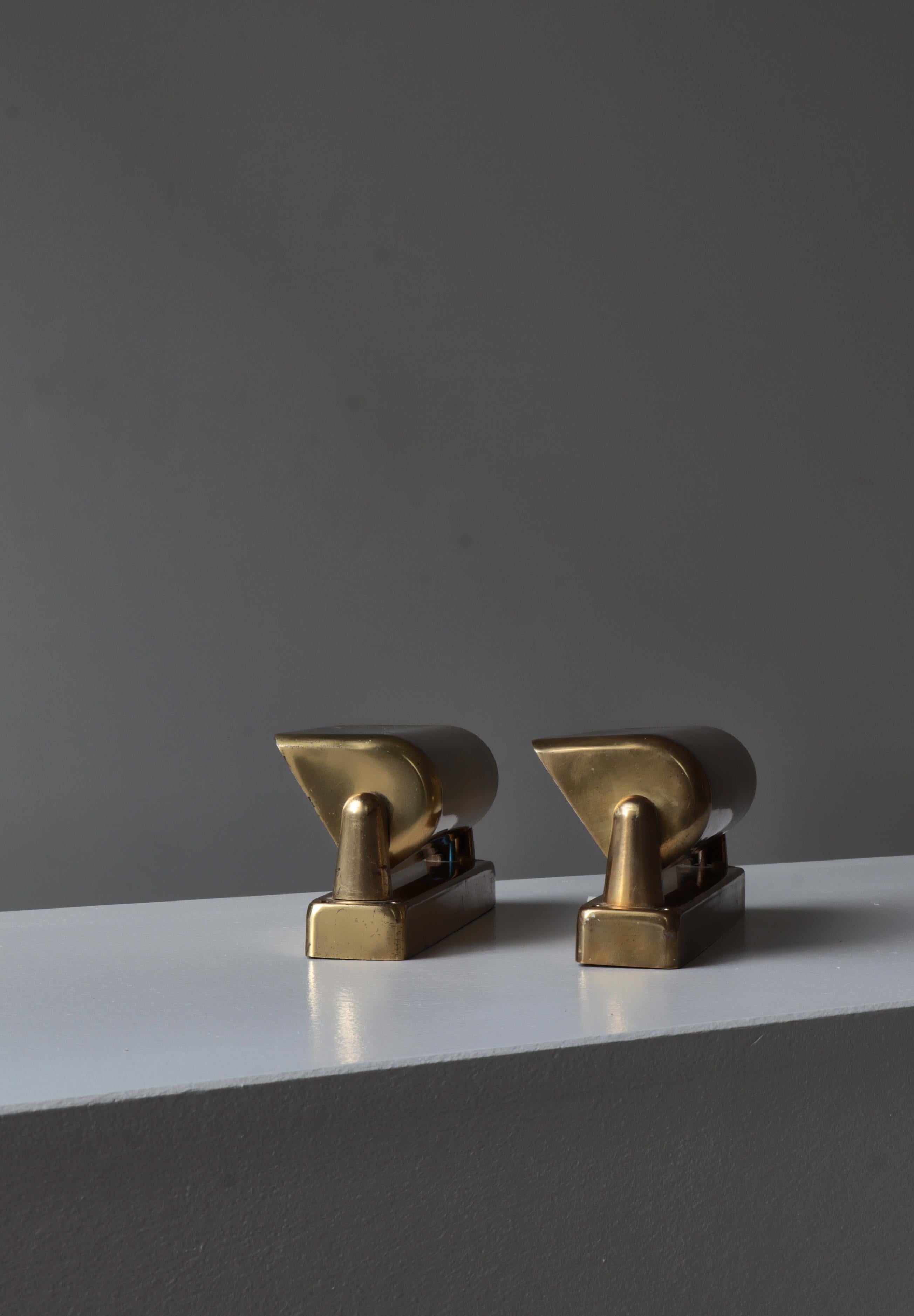 Pareja de lámparas de pared LYFA danesas modernas de los años 50 en latón patinado en venta 7
