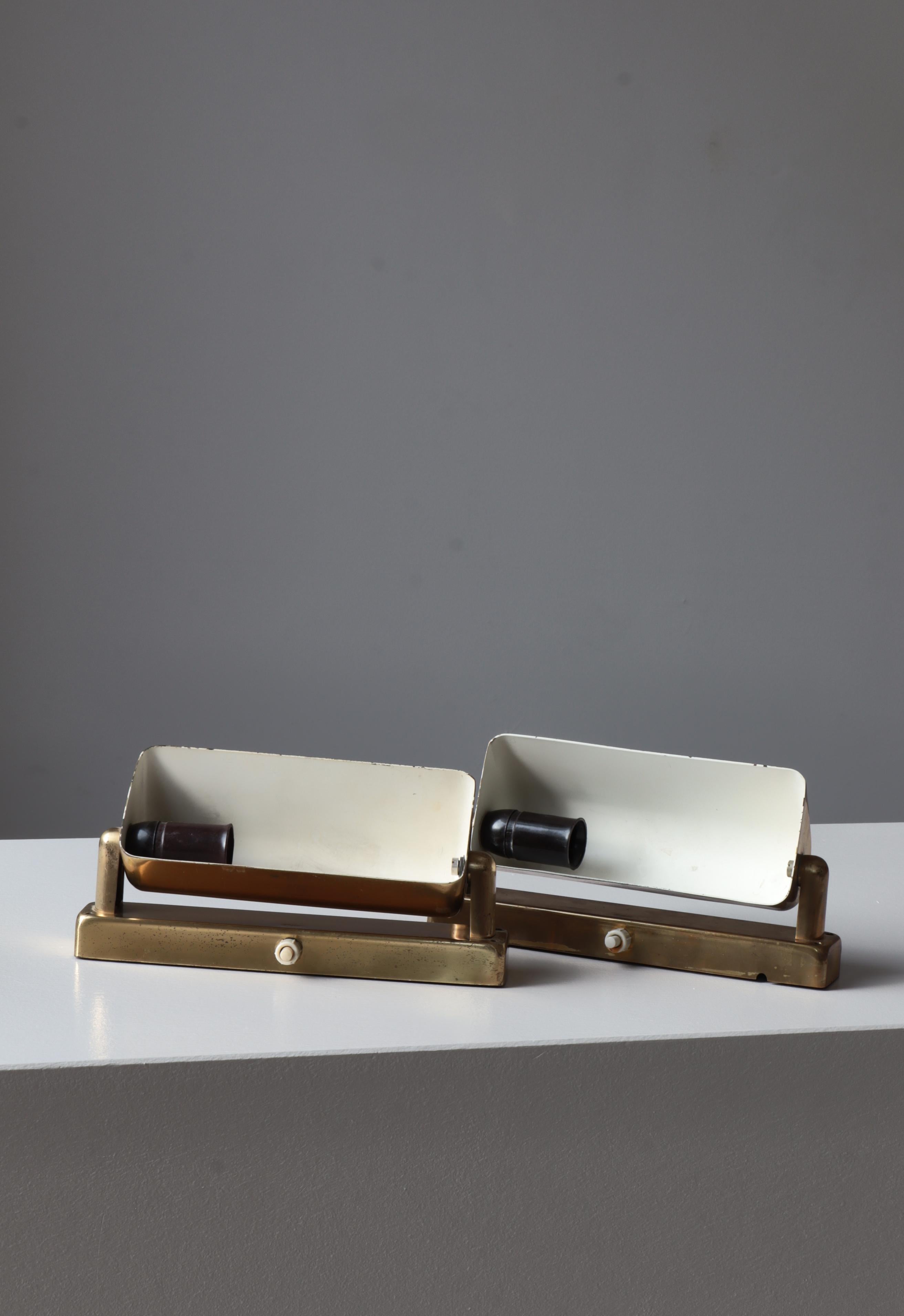 Pareja de lámparas de pared LYFA danesas modernas de los años 50 en latón patinado en venta 9